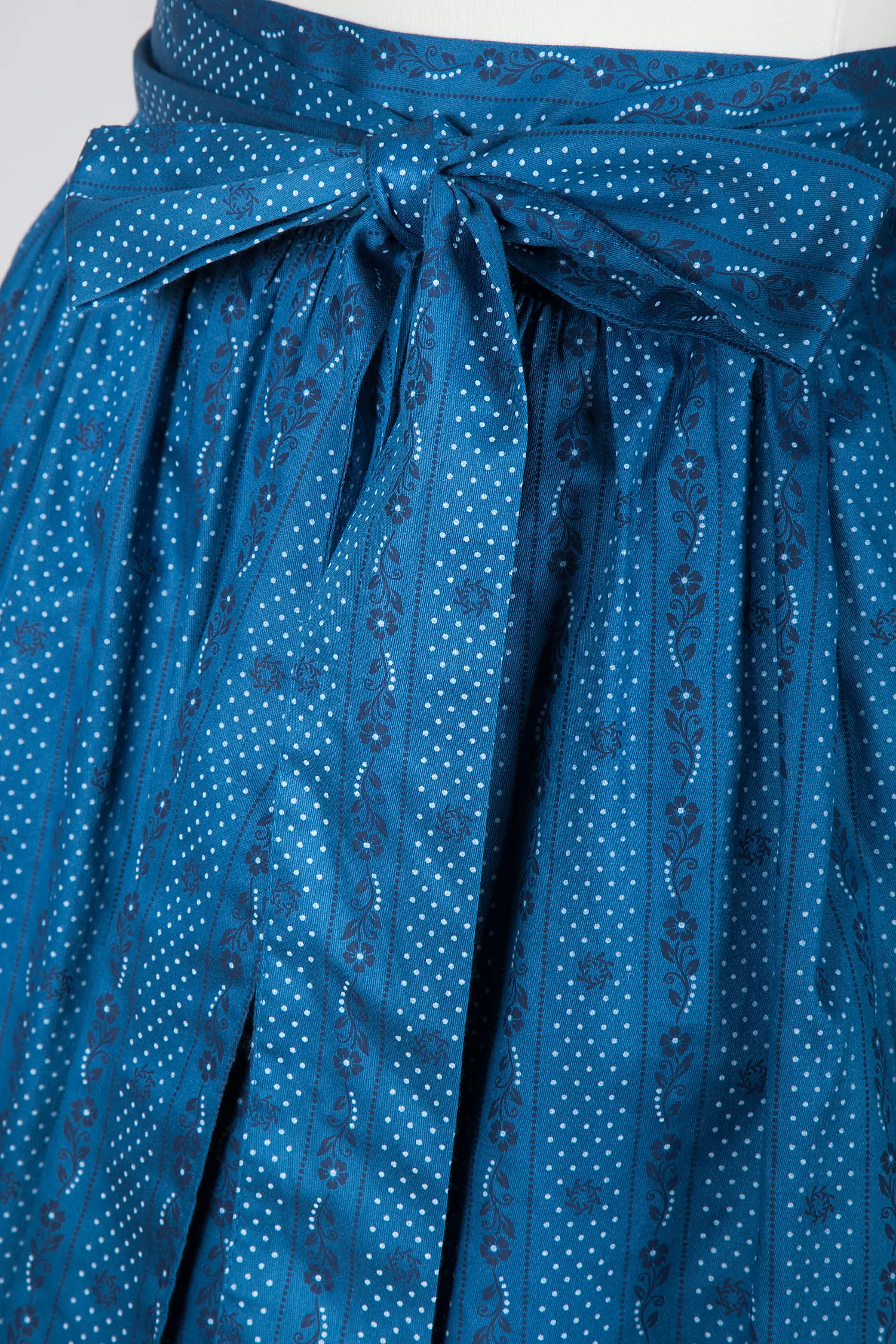 petrolblaue Dirndlschürze 70 cm - Detail