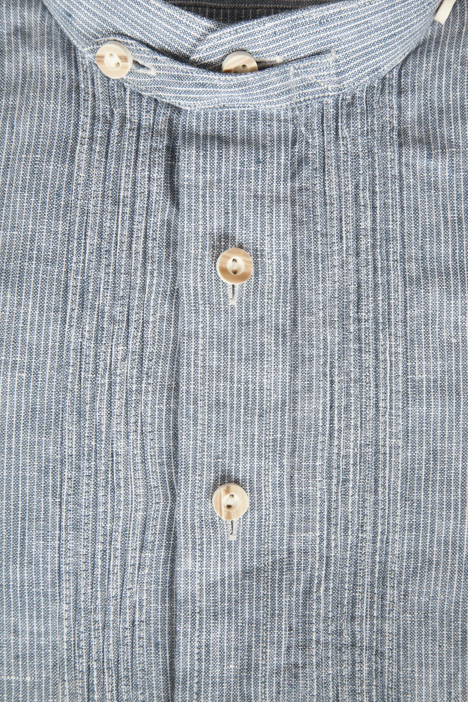 Trachtenhemd aus Leinen mit Stehkragen in navy - Detail Knöpfe