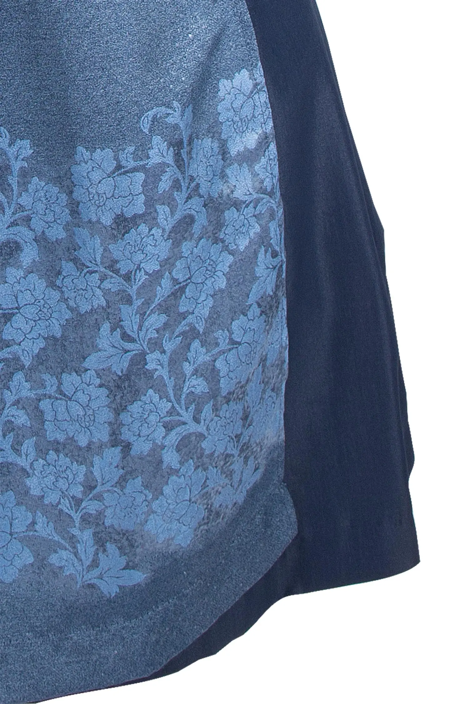 dirndl-lang-blau-laura-3043-0098-bl5-18-08g-9979-d Dirndl lang Laura in blau mit Samtborte Detail