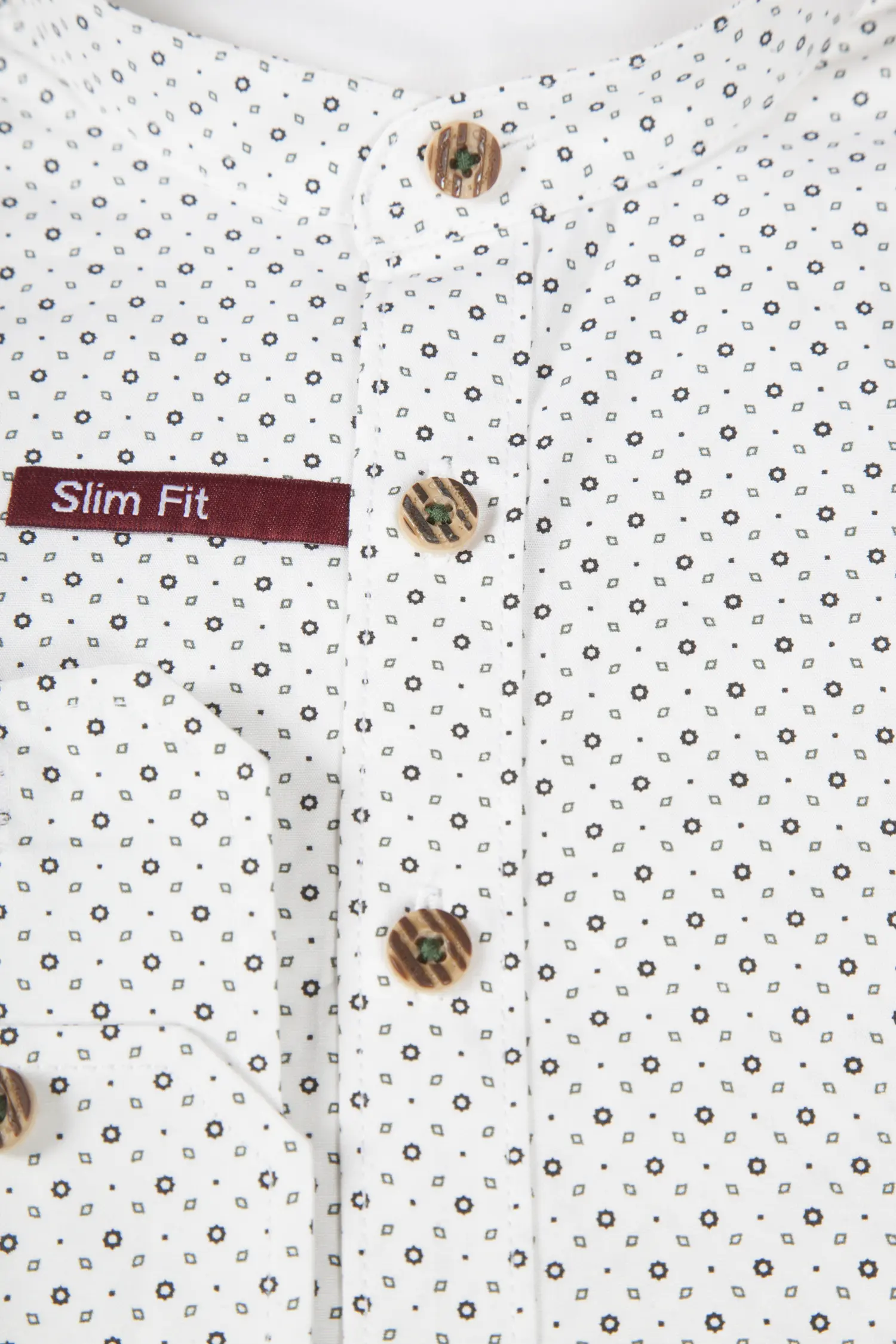 1509-0025-gn7-23-07b-1282 Trachtenhemd in weiß mit Muster in oliv / schwarz - Detail Knöpfe