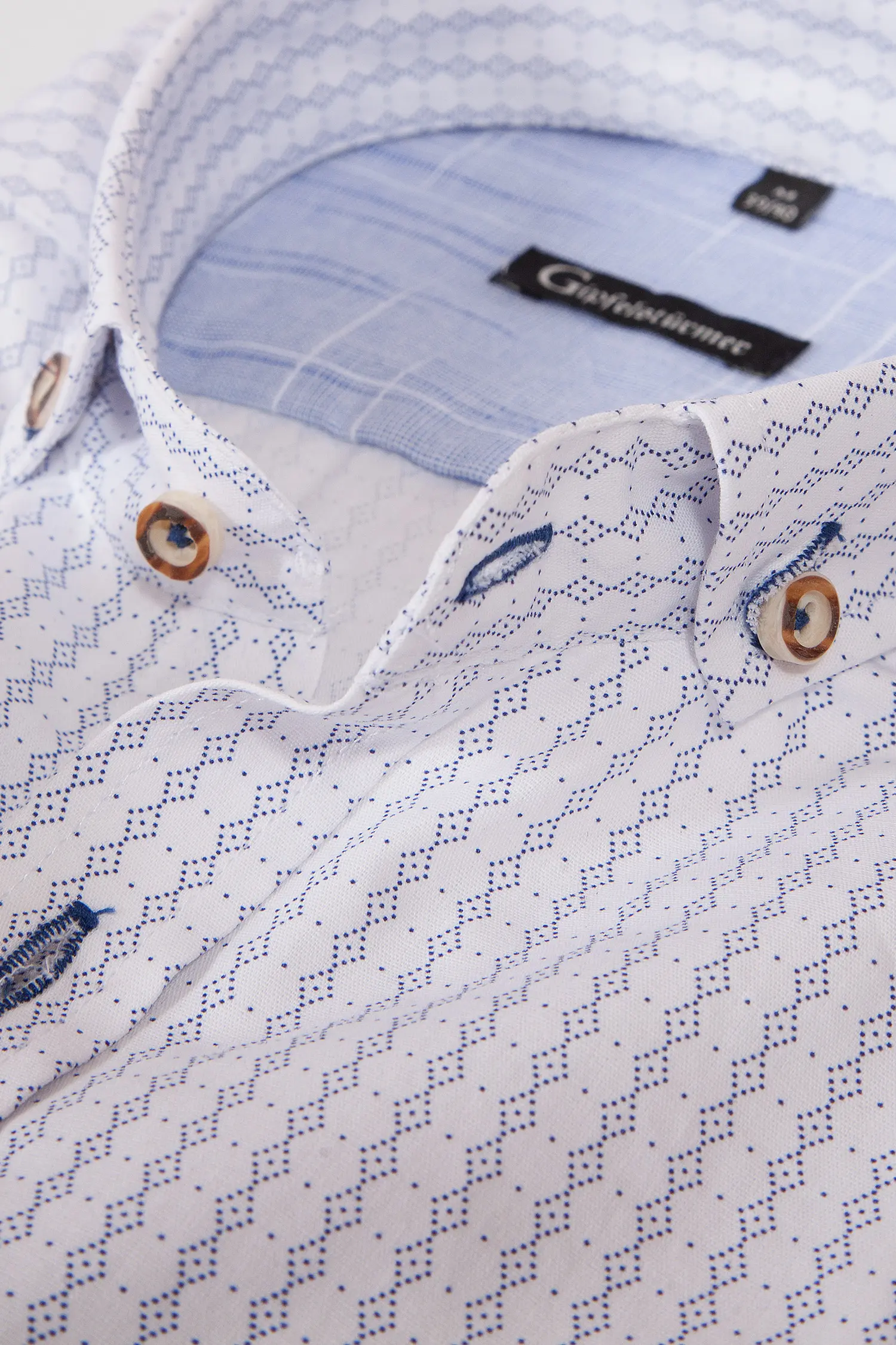 Trachtenhemd in weiß mit blauen Rautenmuster von Gipfelstürmer Kragen