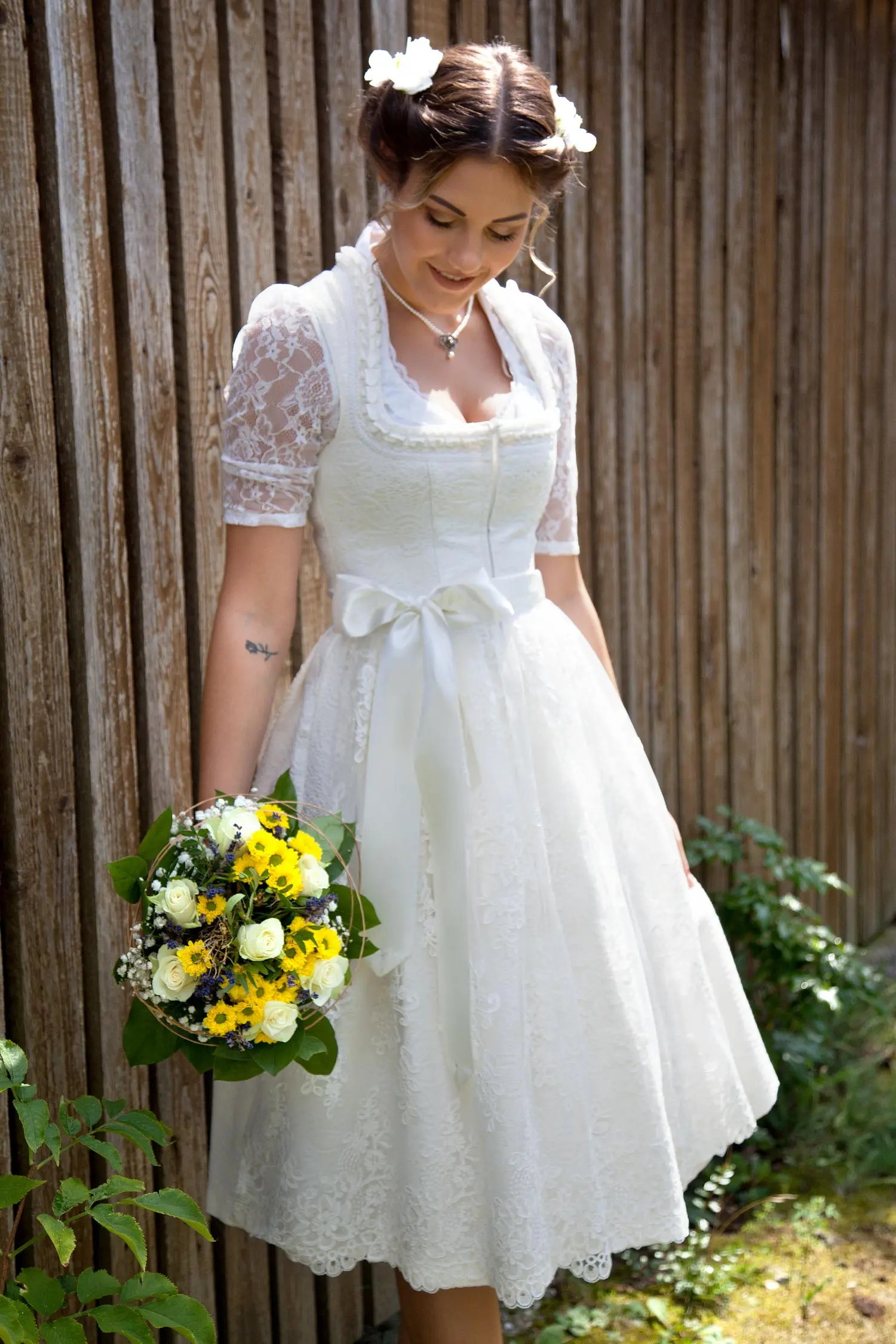 Brautdirndl in ivory creme mit Schneewittchenkragen Braut
