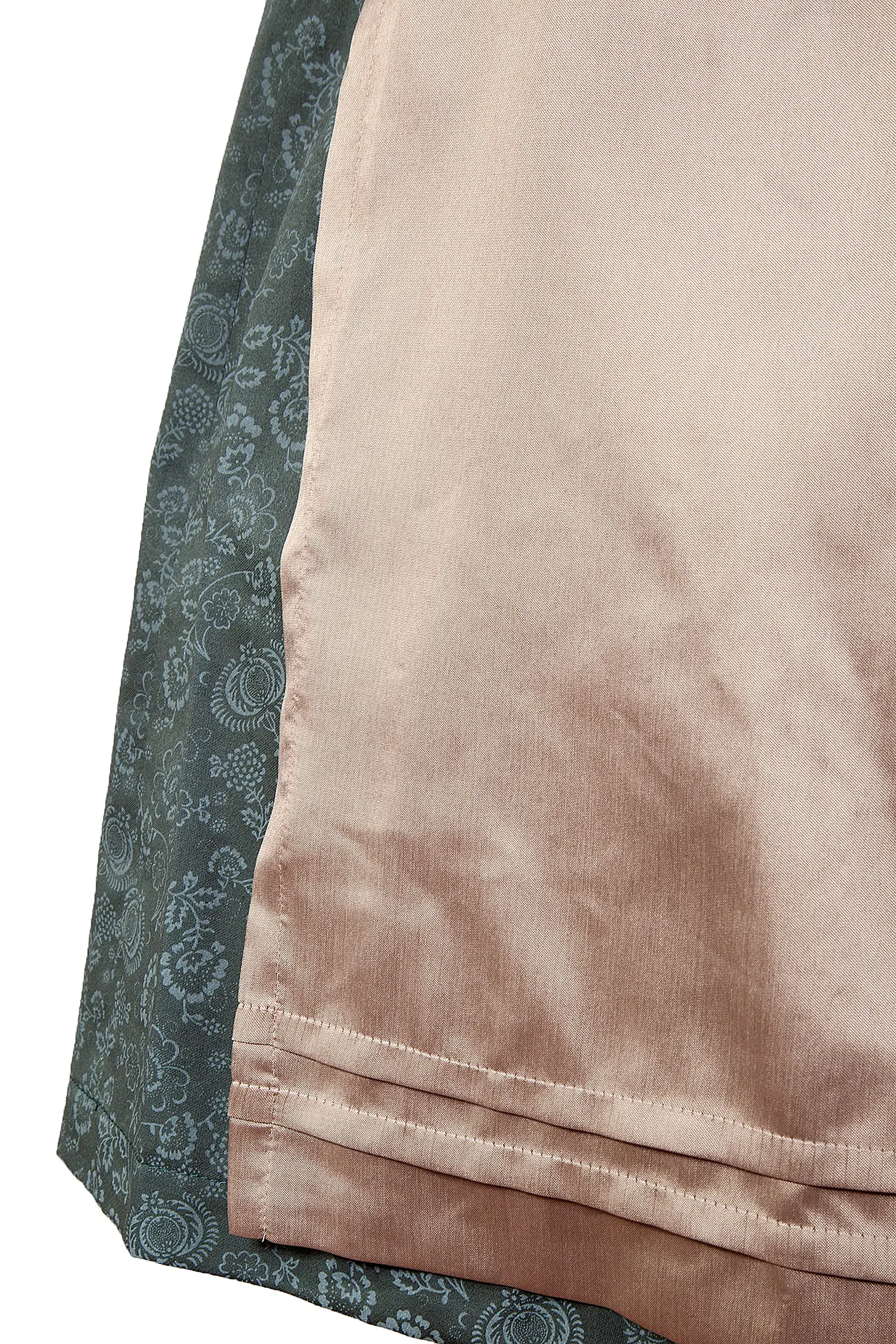 Dirndl in grün mit glänzender Schürze - Detail Rock