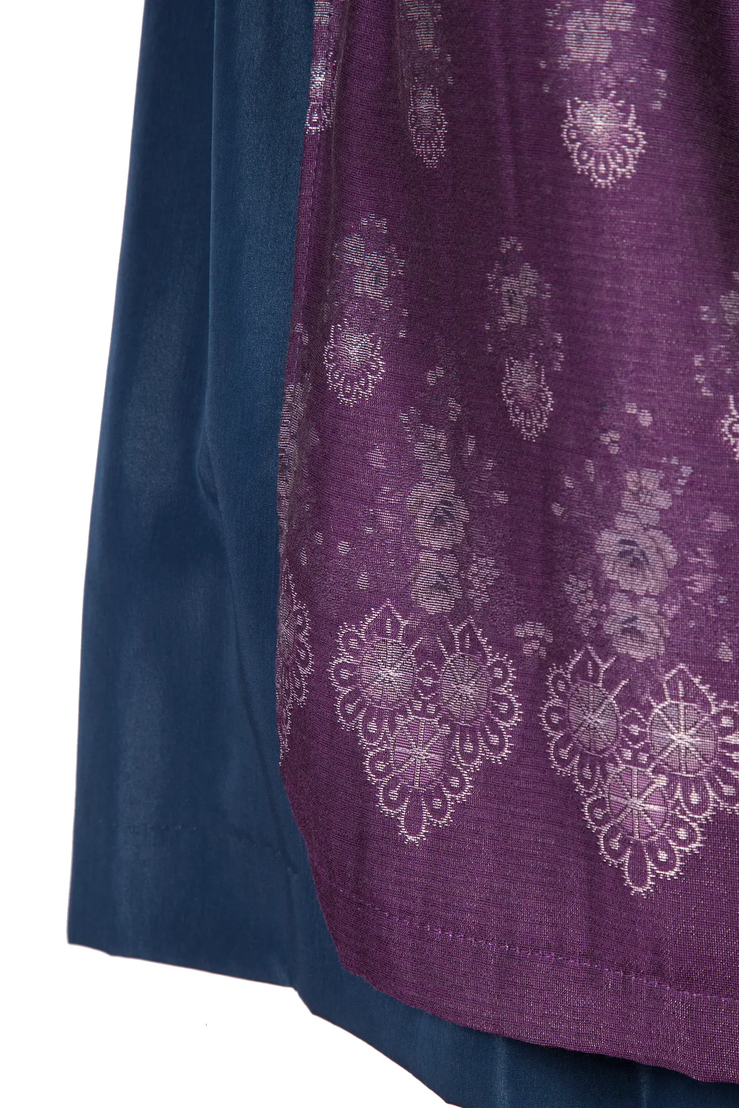 3096-0084-bl8-22-04c-0141 Midi Dirndl in dunkelblau und lila_Detail2