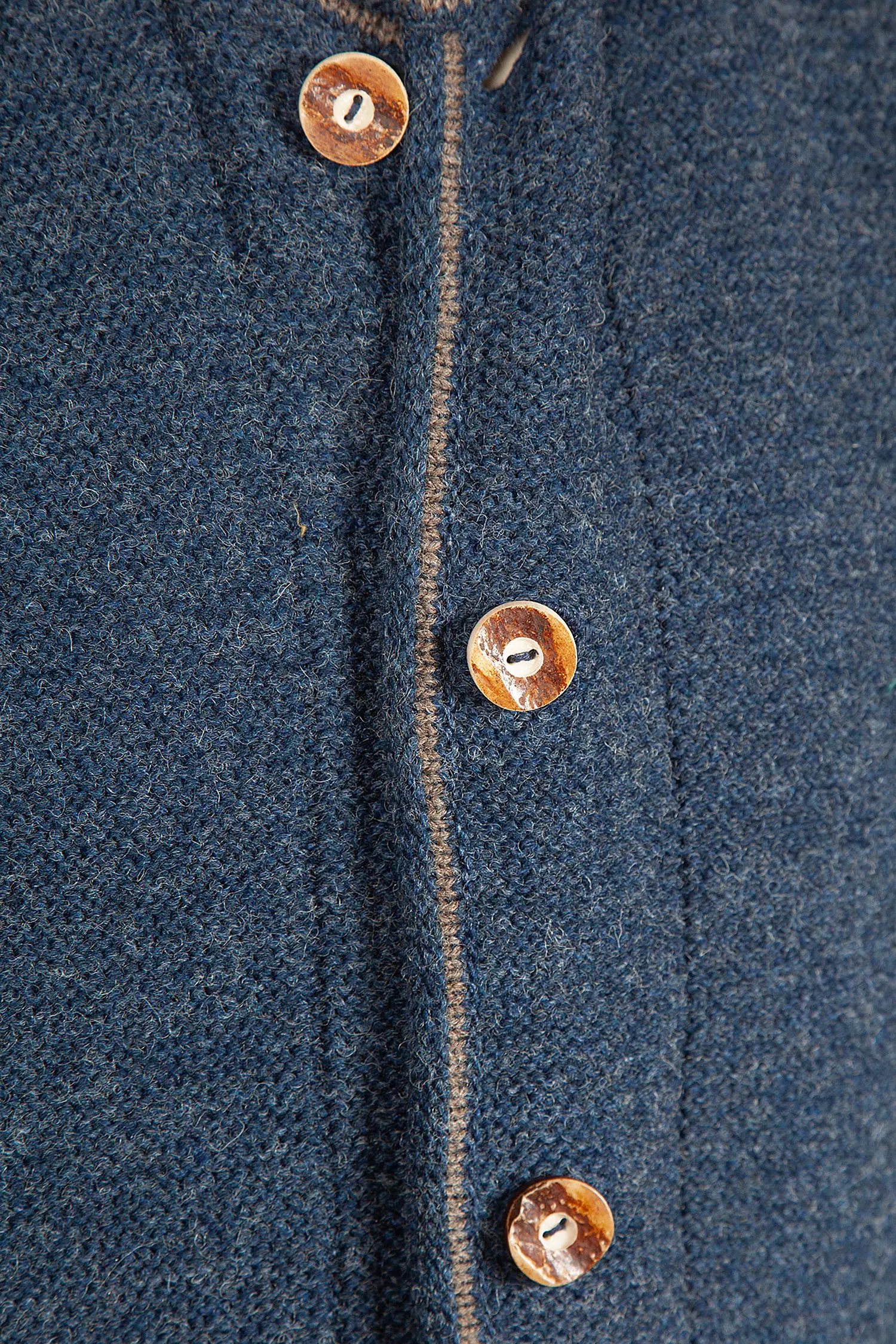 Trachten Strickjacke Amaro in enzian - Detail Knöpfe