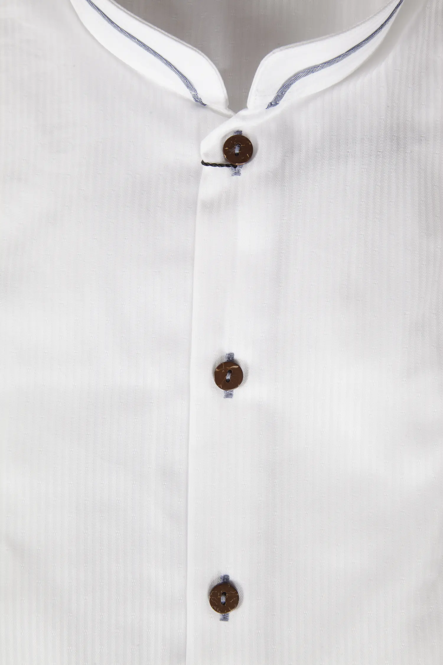 1508-0017-BL5-23-06-a0380 Jacquard Trachtenhemd in weiß / dunkelblau - Detail Knöpfe