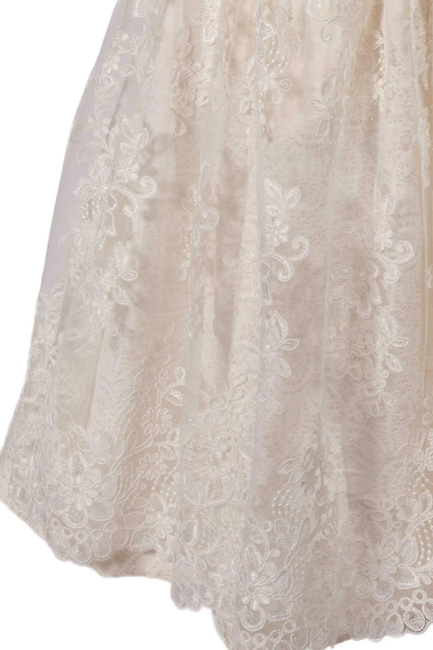 Brautdirndl in ivory creme mit Schneewittchenkragen Detail