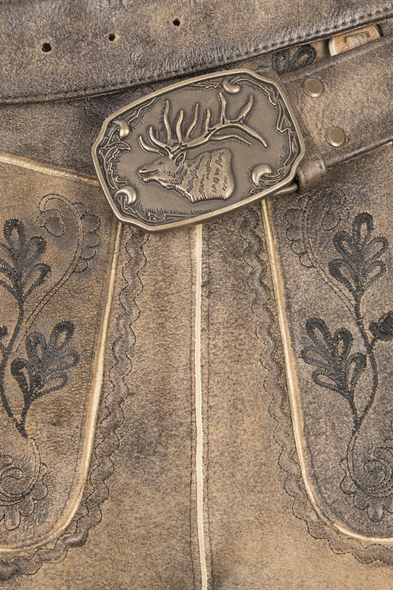 Kurze Lederhose Archibald mittelbraun mit Gürtel - Detail Latz