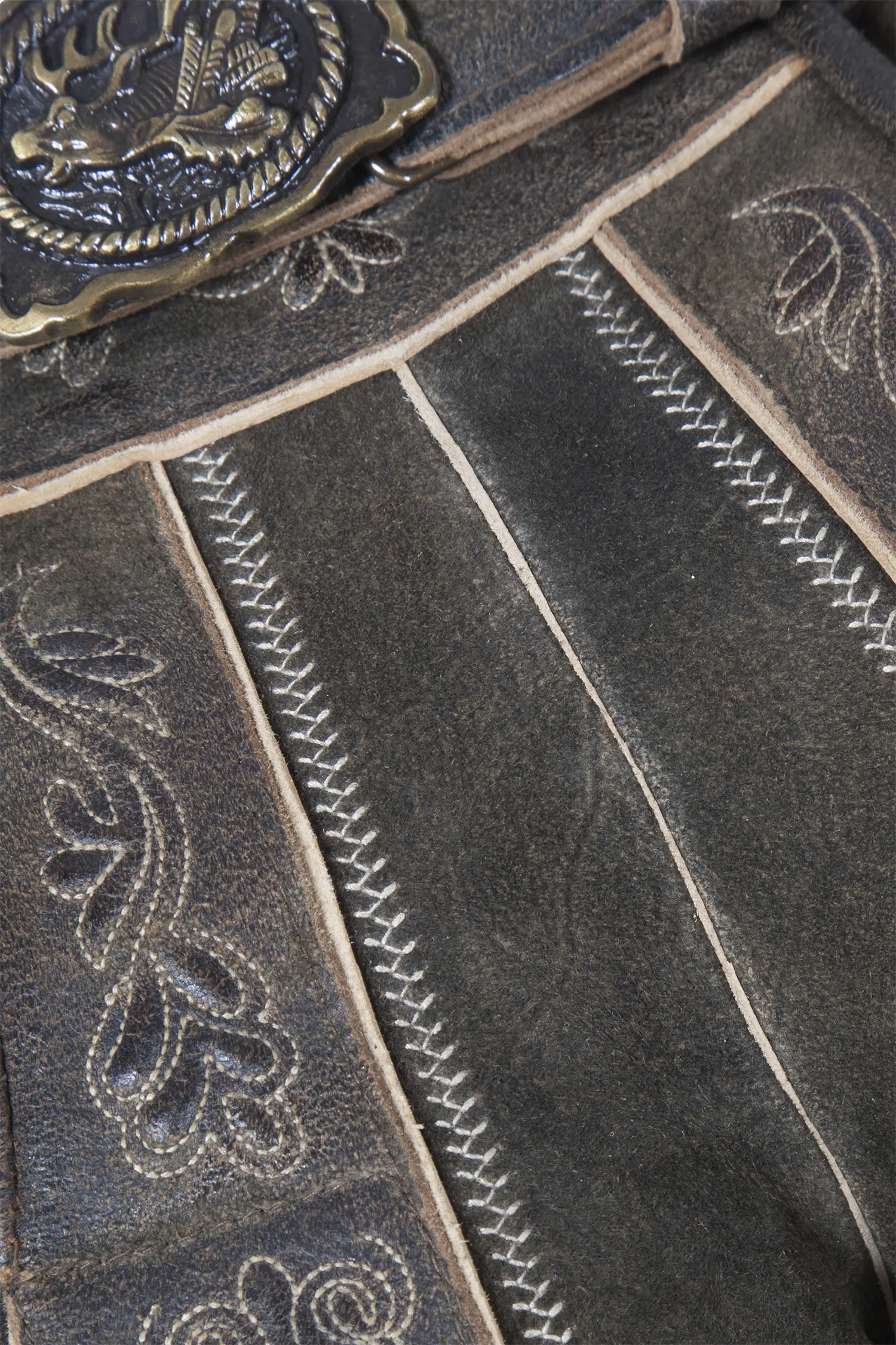 Lederhose Loisach in dunkelbraun mit Gürtel - Detail Latz