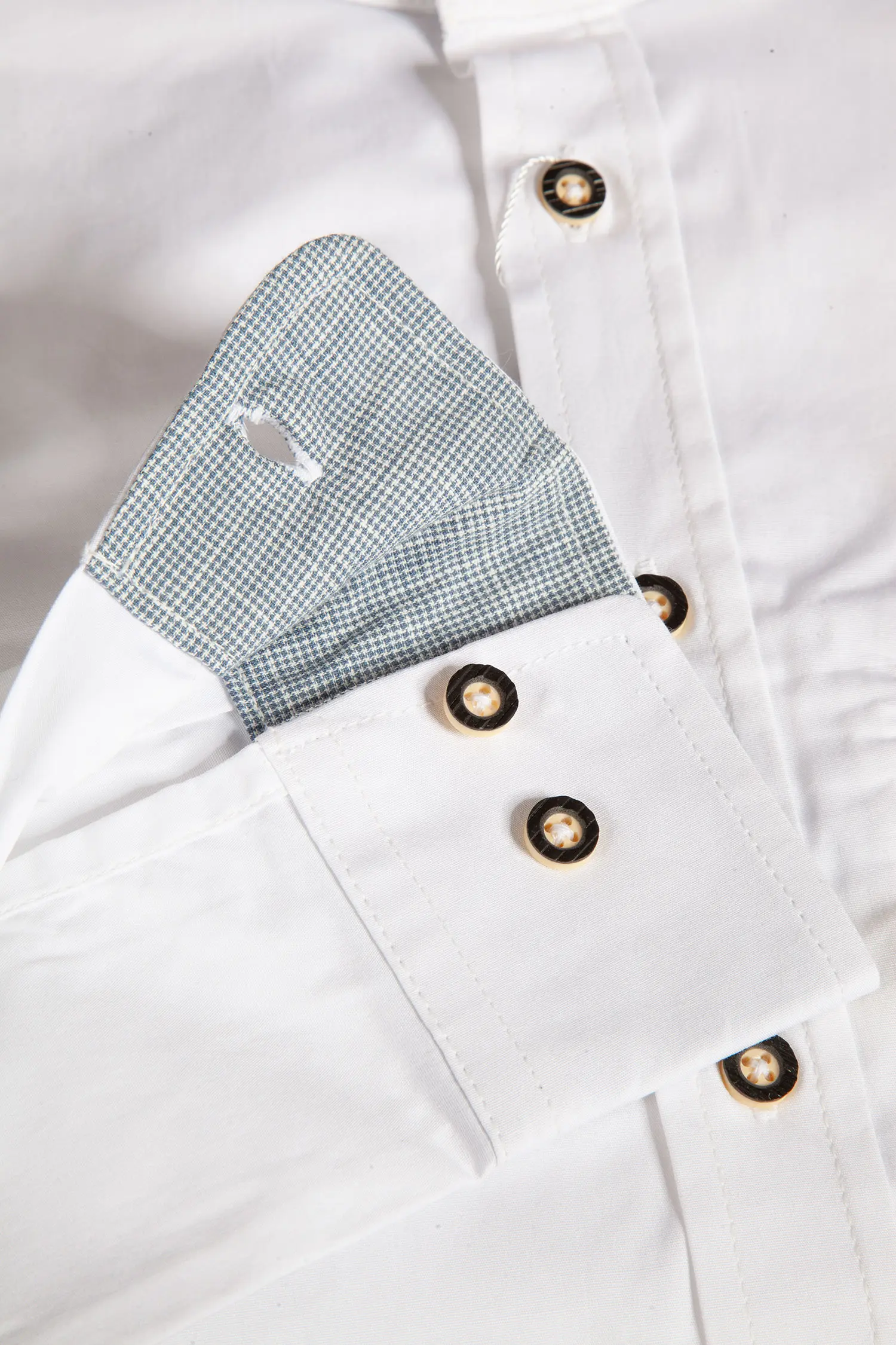 Trachtenhemd in weiß mit grauen Details - Detail Ärmel