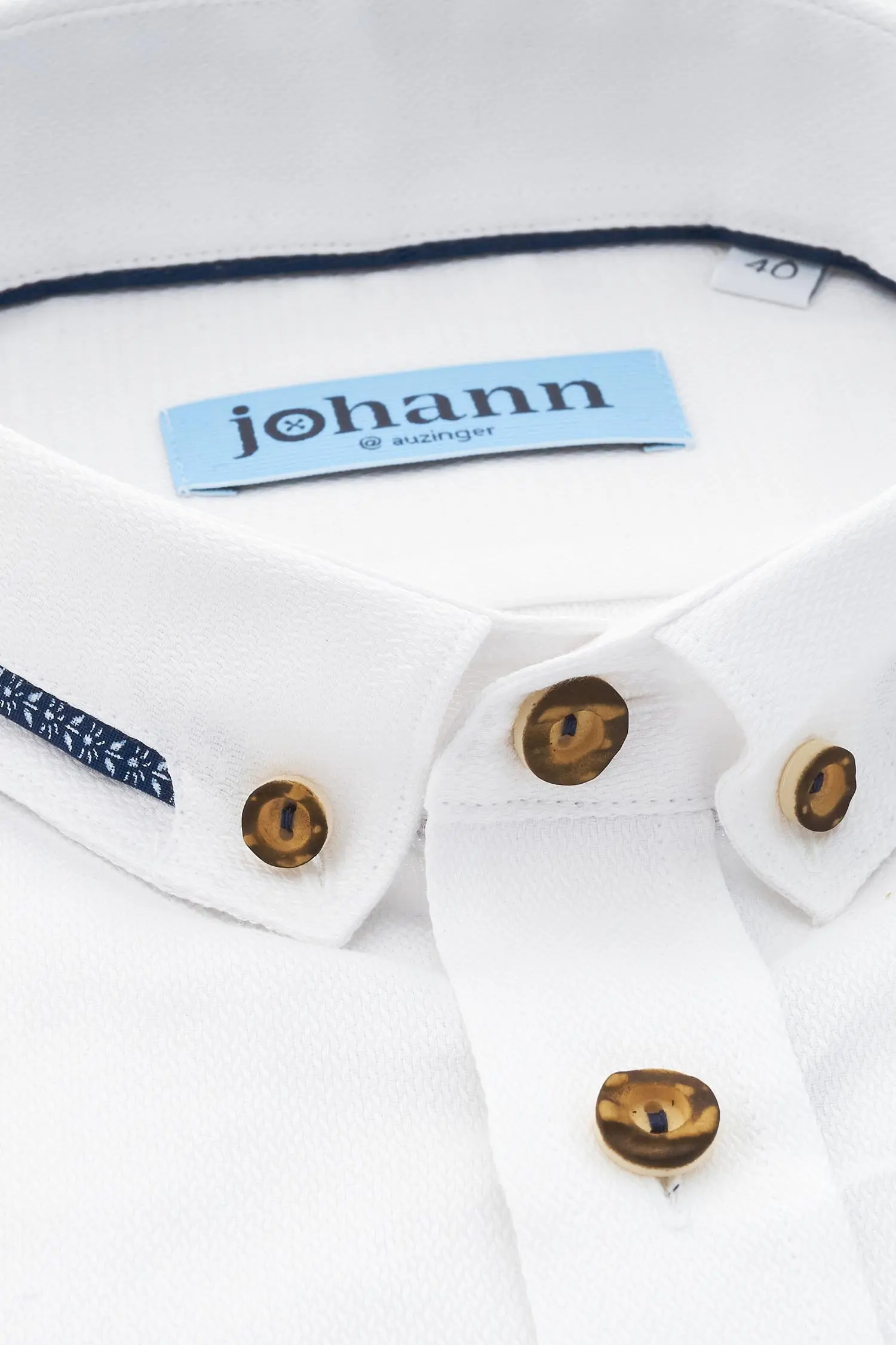 Hemd in Weiß mit Blauen Applikationen von Johann