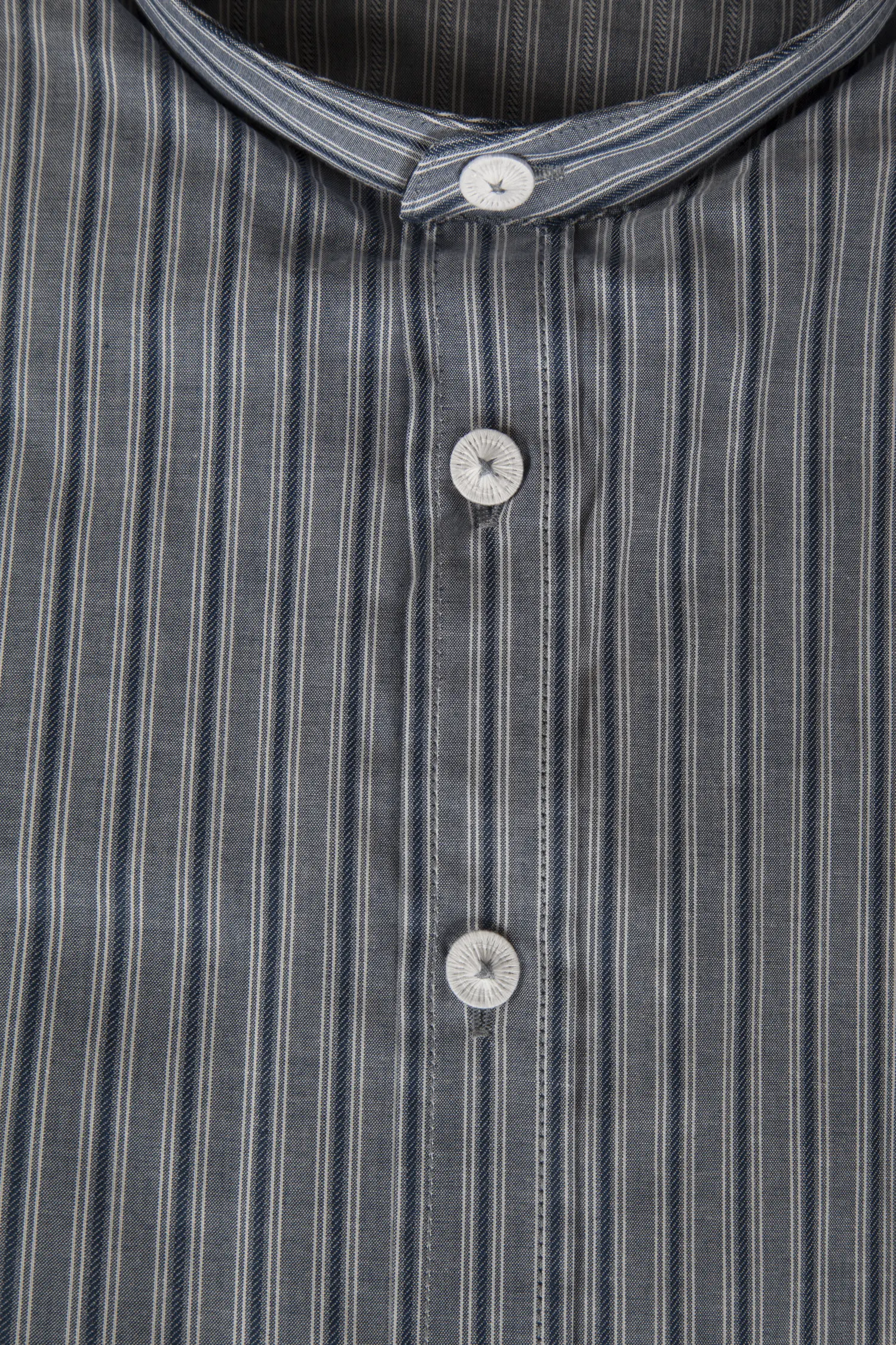 1529-0066-GR8-23-06-b0454 Trachtenhemd grau/blau - Detail Knöpfe