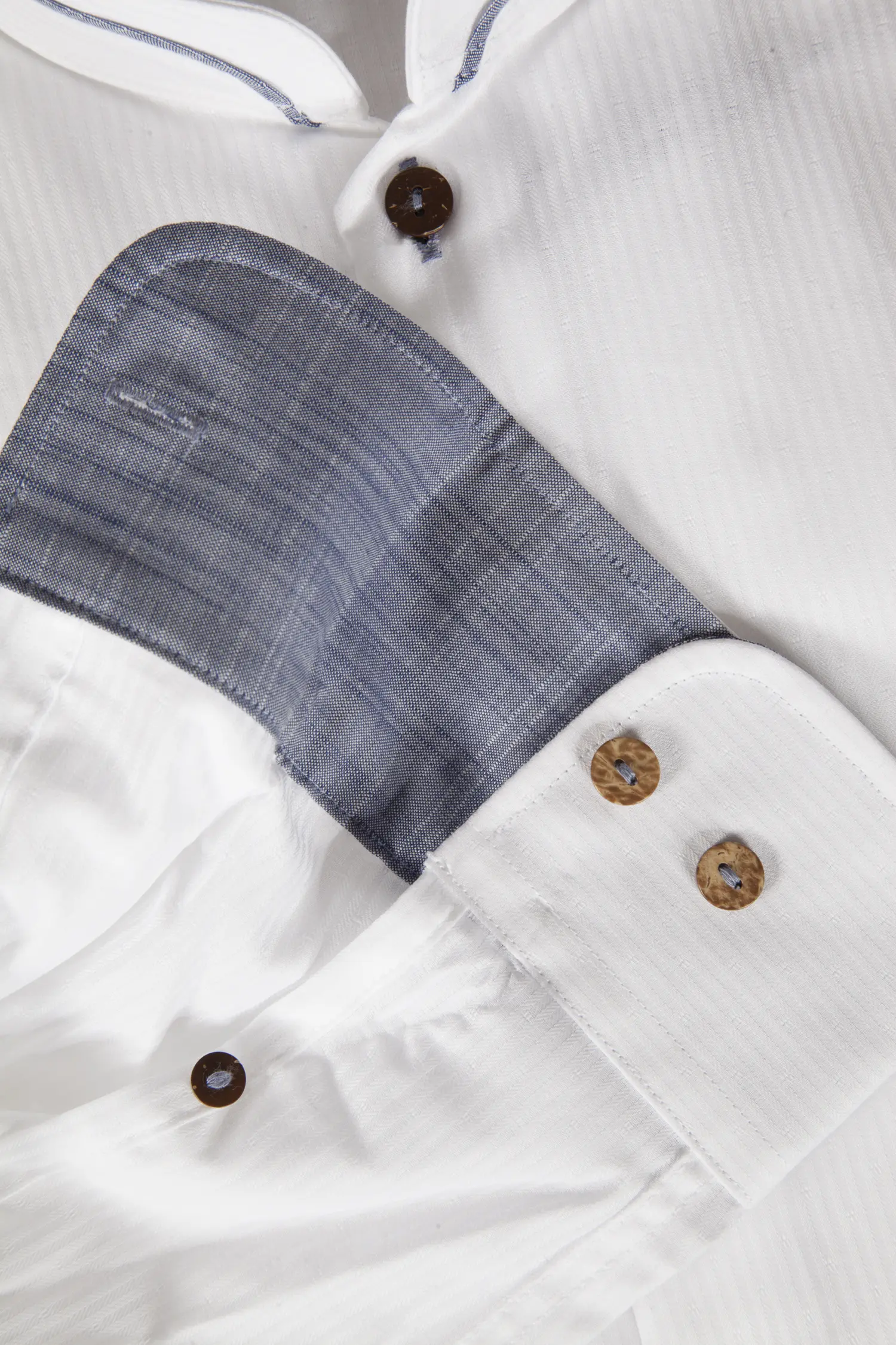 1508-0017-BL5-23-06-a0377 Jacquard Trachtenhemd in weiß / dunkelblau - Detail Ärmel