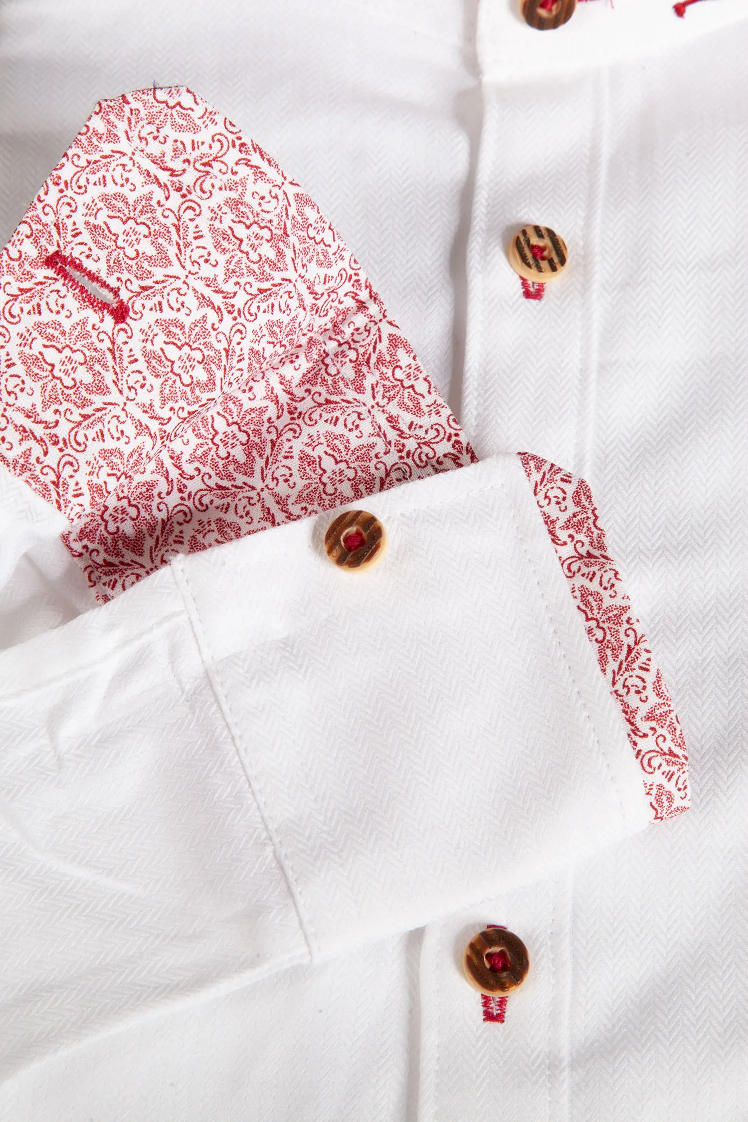 1506-0026-RT523-05-c6888b Trachtenhemd in weiß mit roten Details - Detail Ärmel