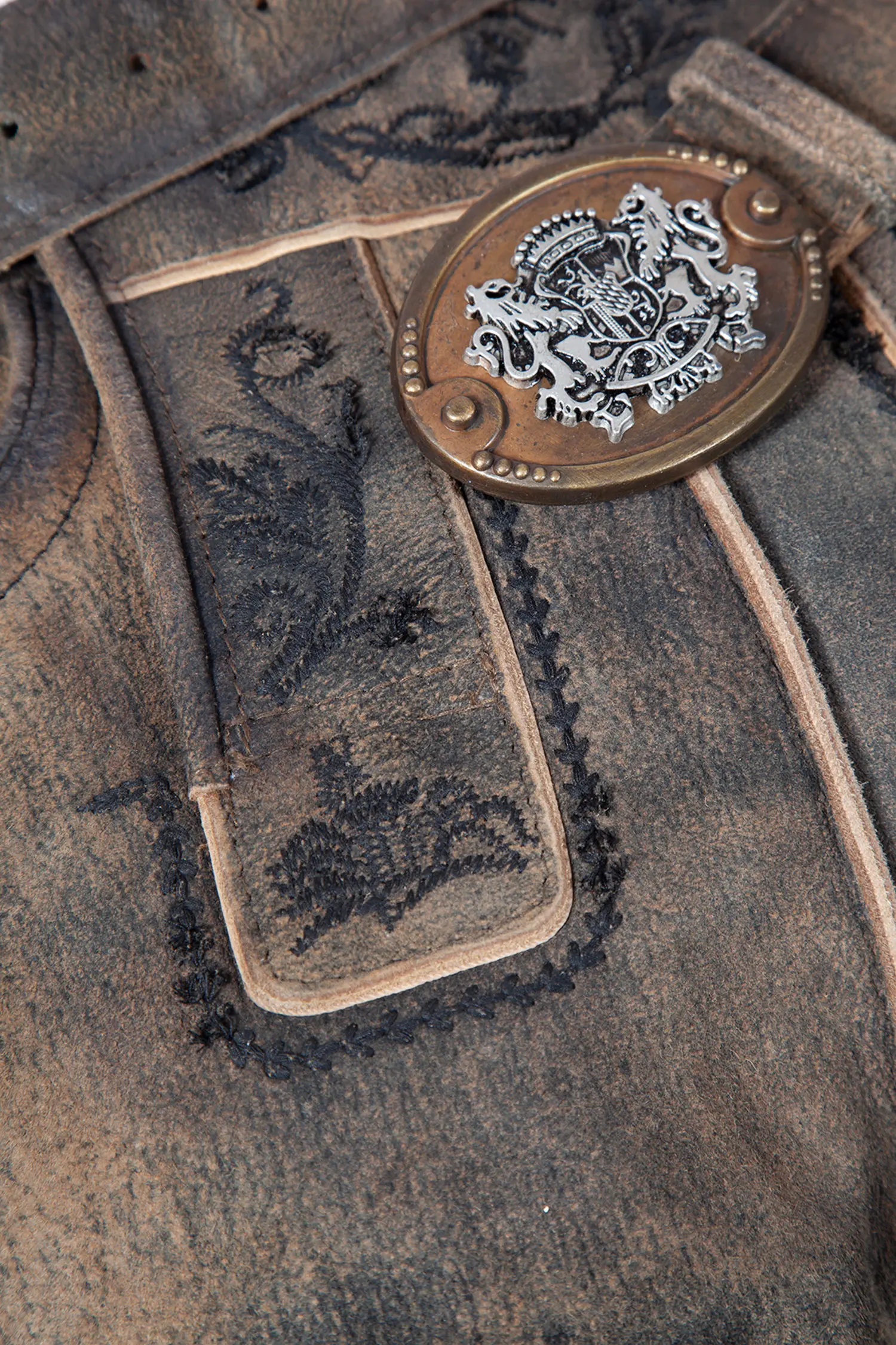 1603-1010-3SW-23-03e-5226b Kurze Lederhose Hartl in mittelbraun von Stockerpoint - Detail Latz