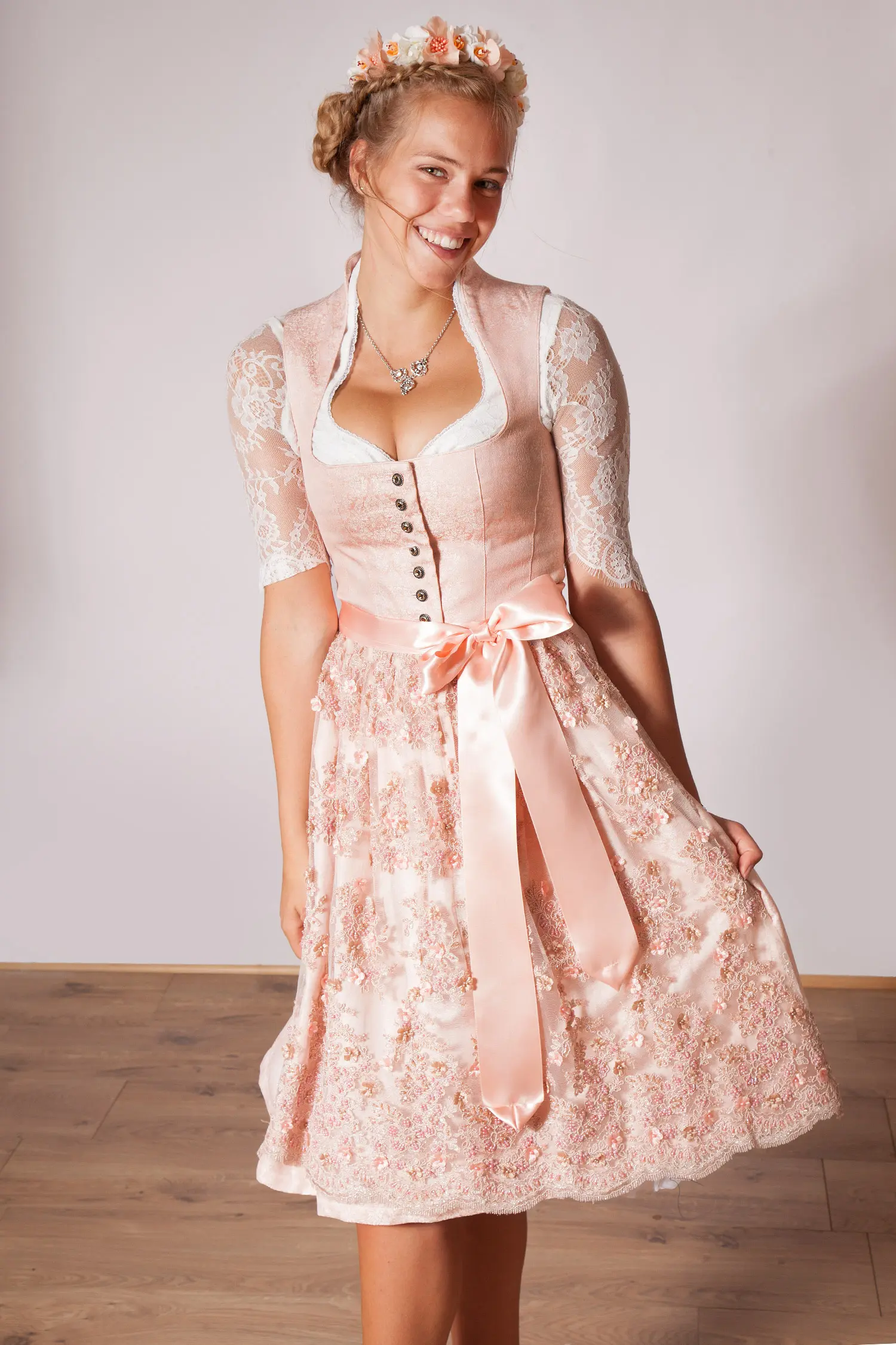 3098-0246-ro3-20-06a-9648-e Midi Dirndl festlich in rosa mit Spitzenschürze Model