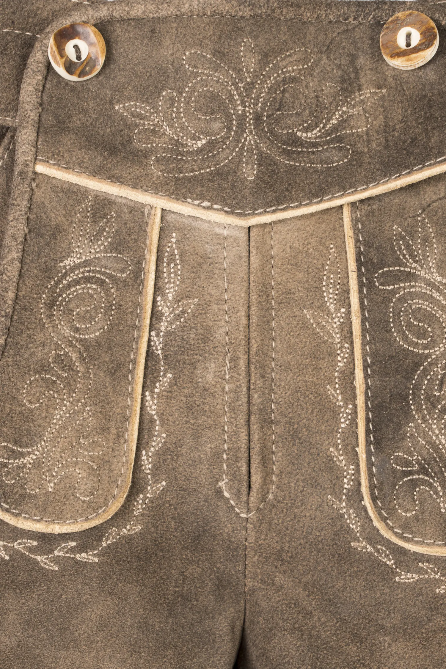 Kniebundlederhose Birka in dunklerem Braun - Detail Latz