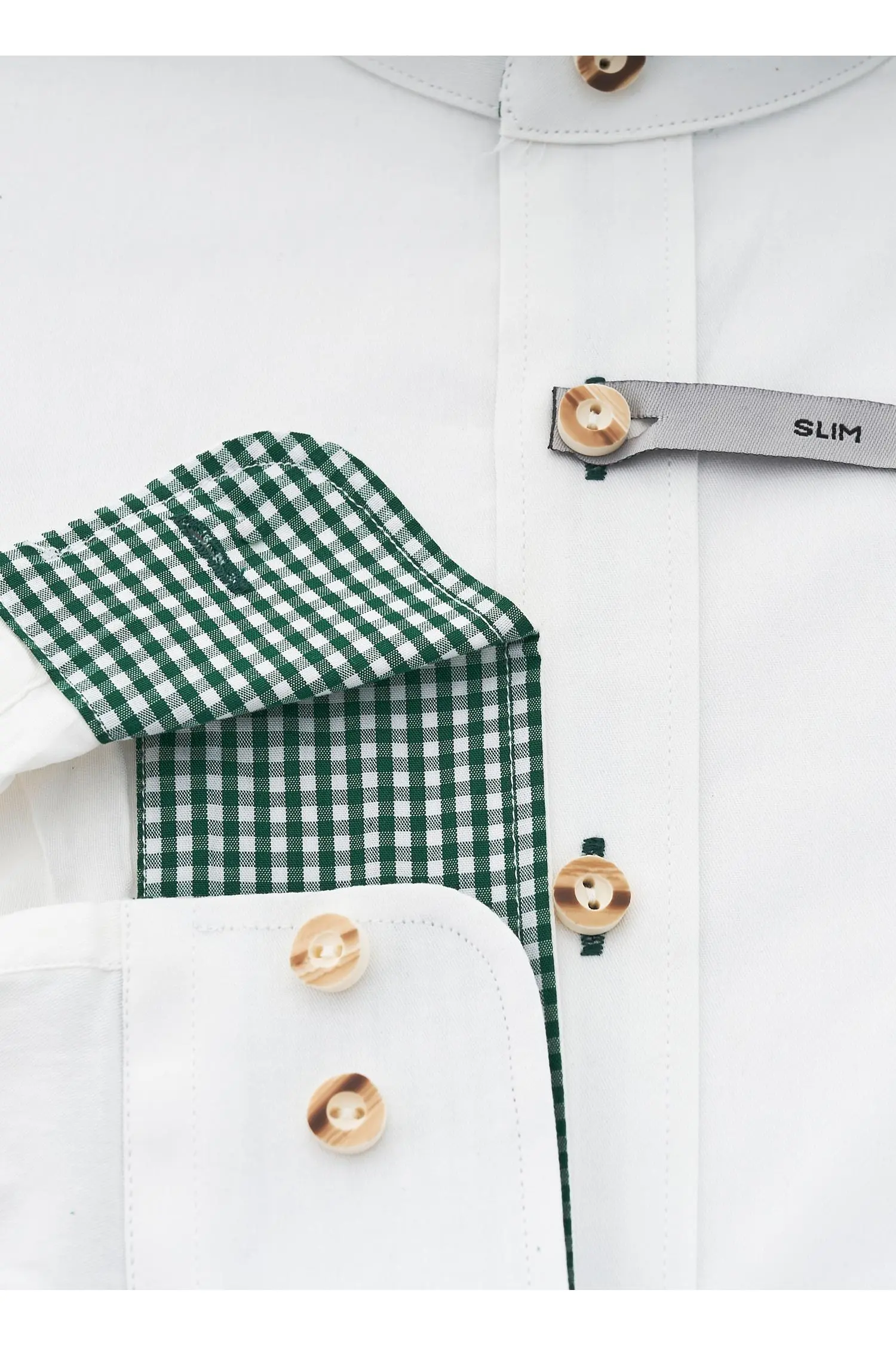 Weißes Hemd mit Grünen Applikationen von Almsach