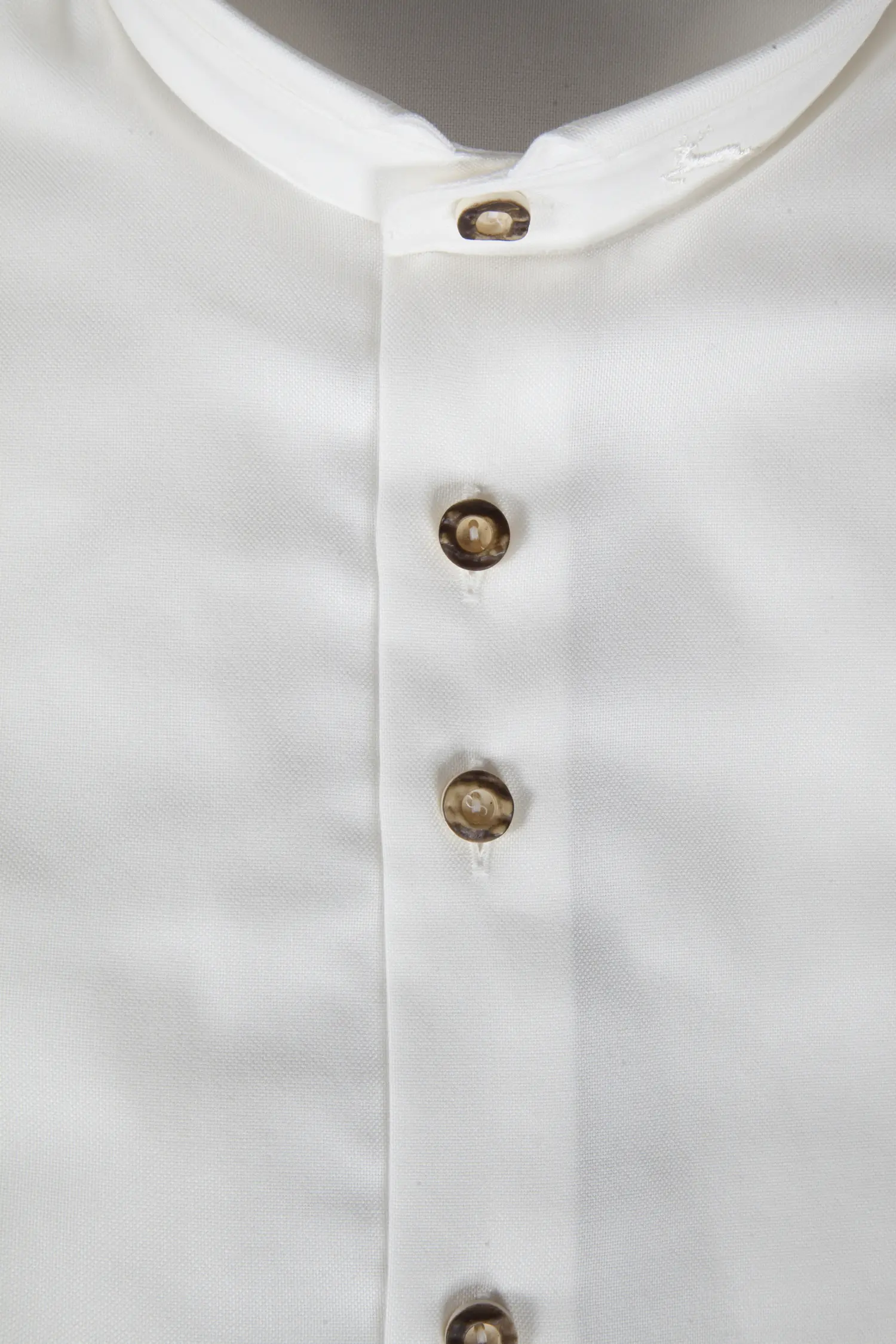 1502-0006-BE3-23-06-b0435 Baumwoll Trachtenhemd in champagner mit Stehkragen - Detail Knöpfe