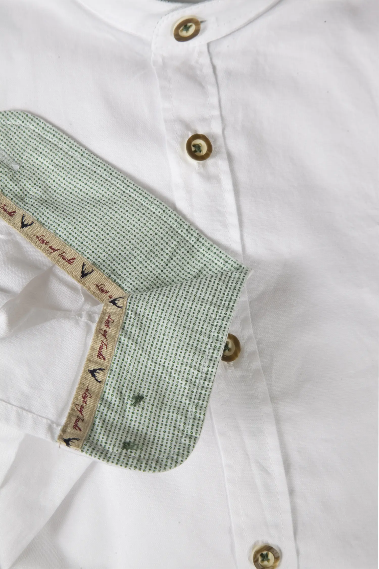 Trachtenhemd in weiß mit grünen Akzenten - Detail Ärmel