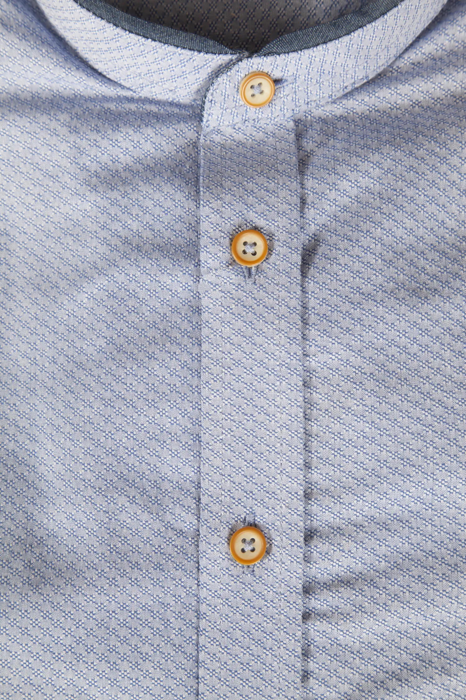 1543-0020-BL5-23-06-a0396 Jacquard Trachtenhemd in blau / dunkelblau - Detail Knöpfe