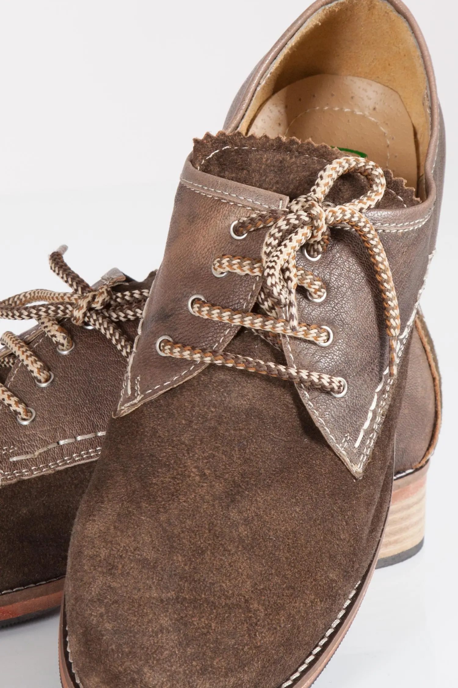 trachtenschuhe-braun-antik-1712-1021-ba3-18-10a-1133-b Herren Trachtenschuhe in braun antik Leder Detail