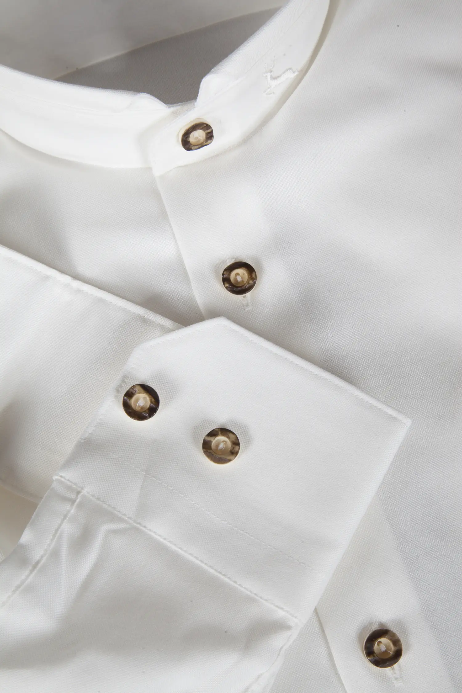 1502-0006-BE3-23-06-b0433 Baumwoll Trachtenhemd in champagner mit Stehkragen - Detail Ärmel