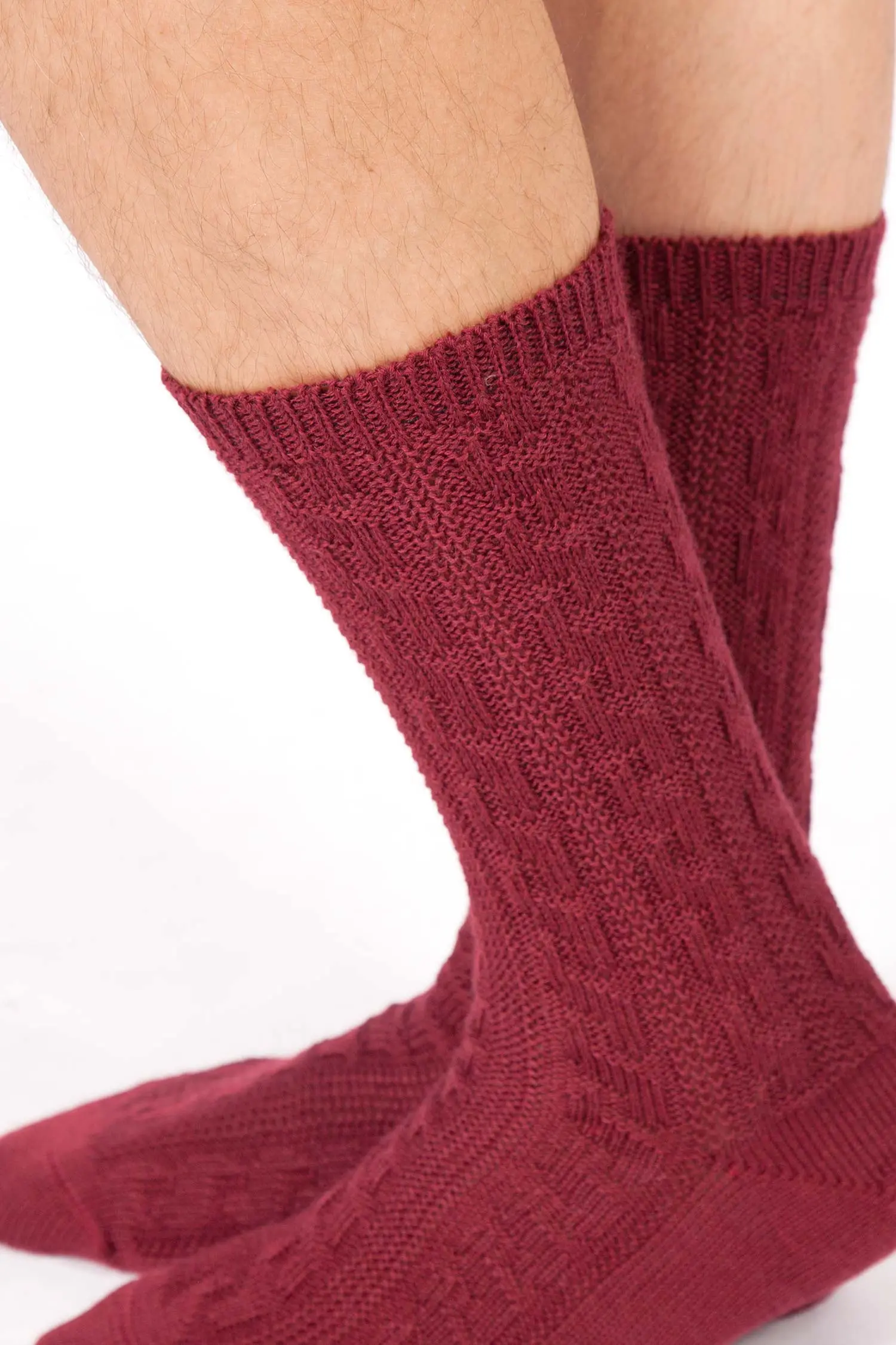 Herren Trachtensocken mit Zopfmuster in weinrot Detail