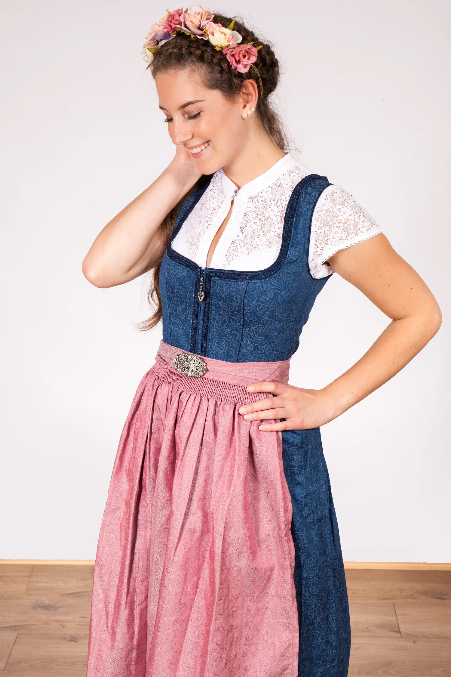 3091-1475-bl8-20-09b-4393-e Midi Dirndl in dunkelblau und rosa mit Reißverschluss Model