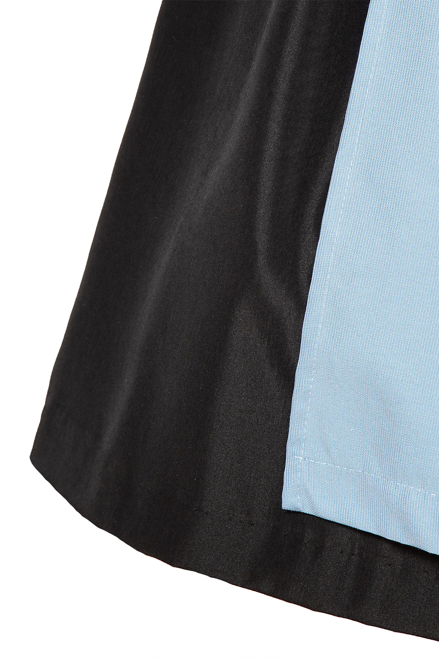 3097-1737-bl7-23-03e-5159b Dirndl Rosi mit ausgefallenem Mieder blau/schwarz - Detail Schürze