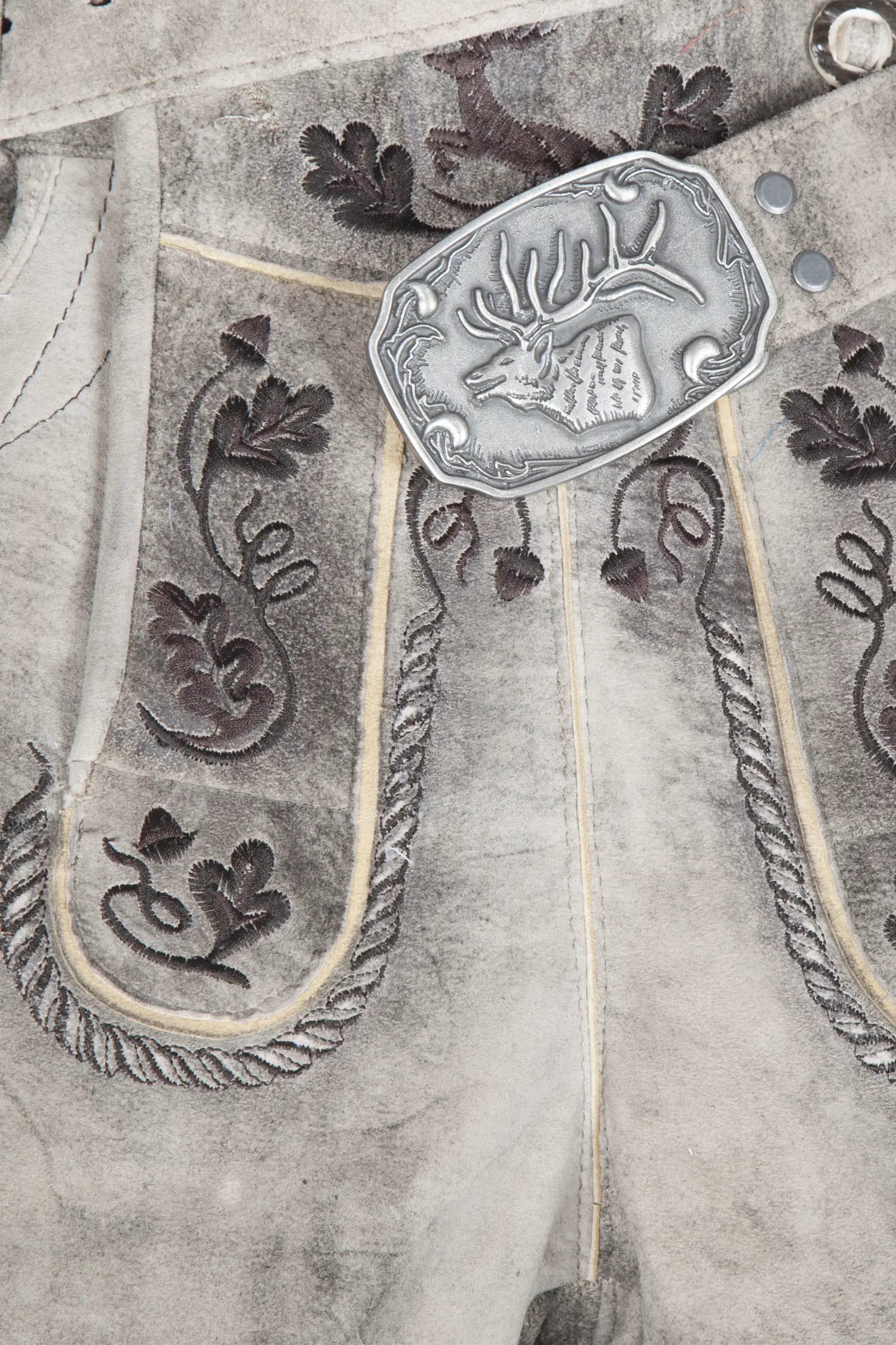 1613-1077-2br-23-07b-1200 Kurze Lederhose Billfried in grau mit brauner Stickerei - Detail Latz