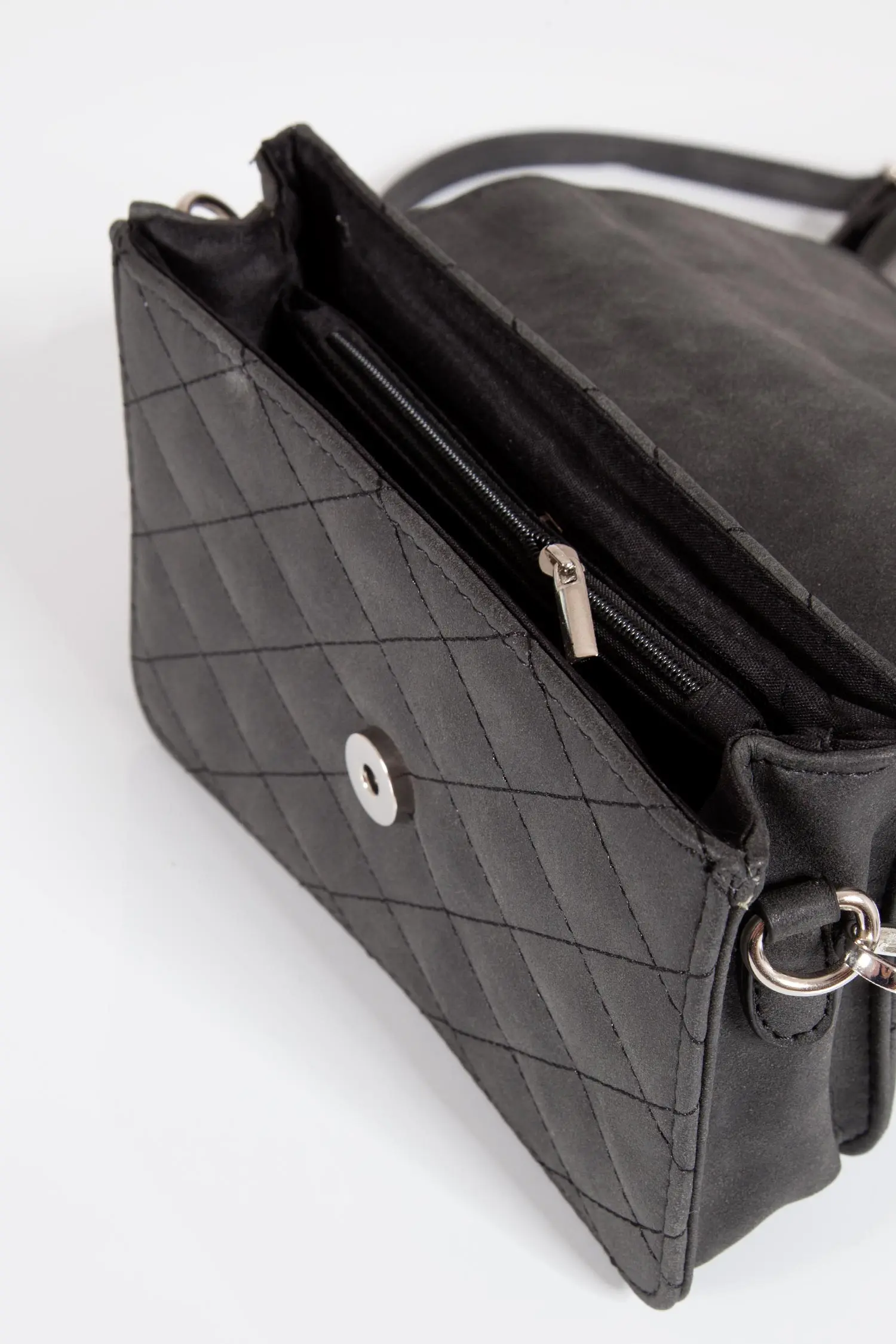 Trachtentasche mit Hirsch in schwarz zum umhängen offen