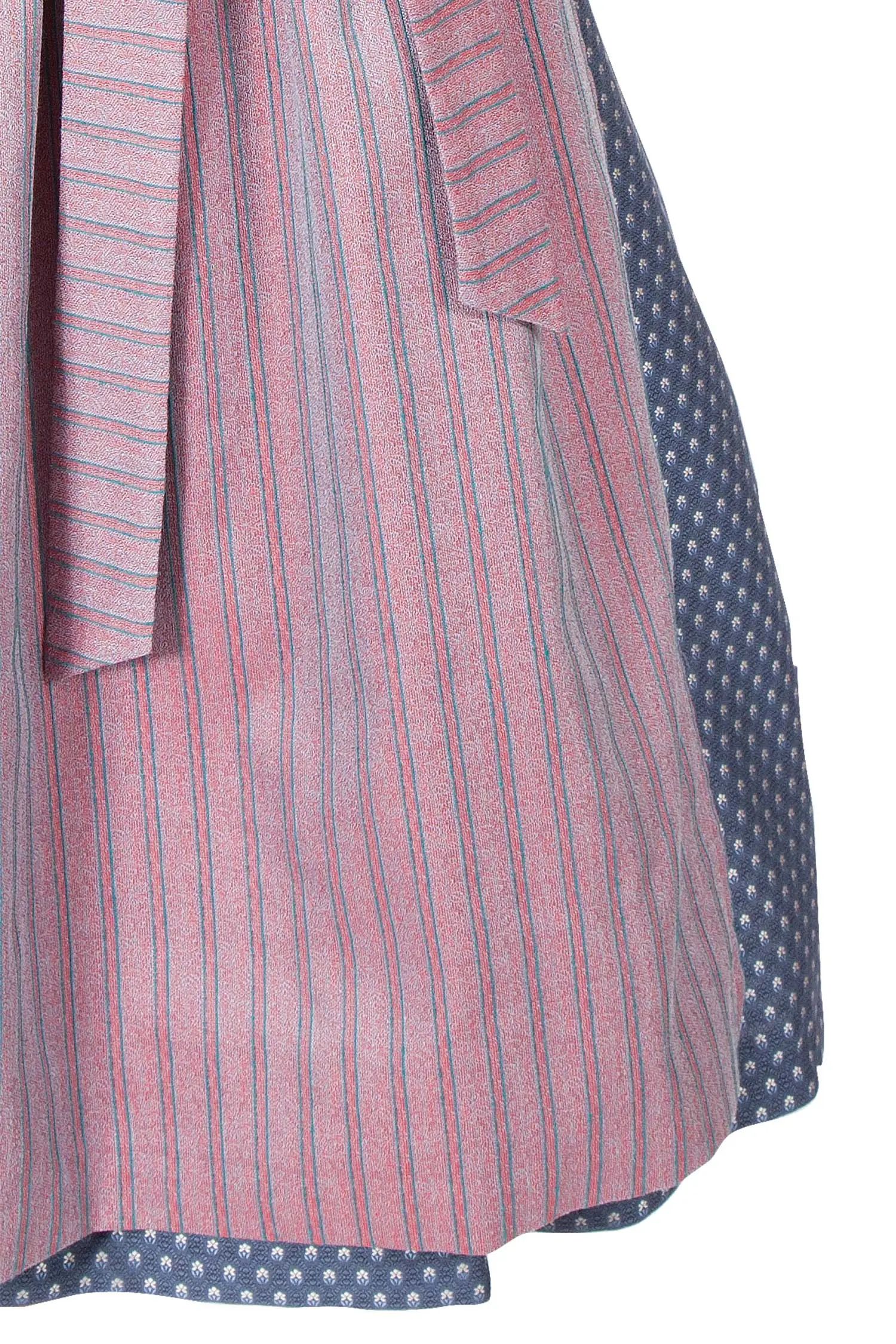 midi-dirndl-carmen-blau-hochgeschlossen-3098-0217-bl8-19-08g-5405-d Midi Dirndl Carmen edel in blau mit roter Schürze Detail