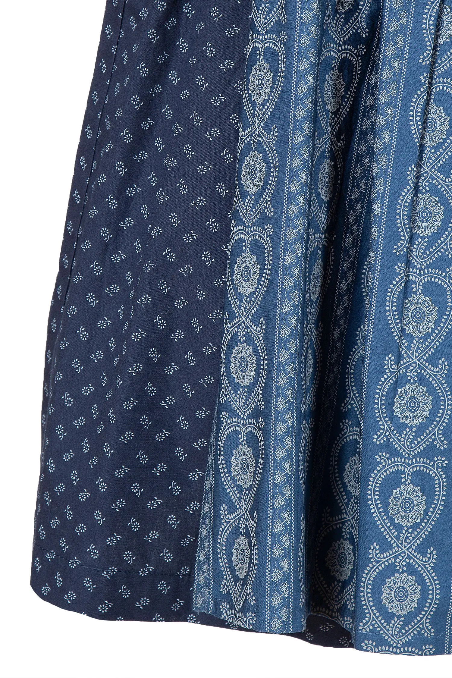 Hochgeschlossenes Dirndl in dunkelblau mit Schließe - Detail Rock