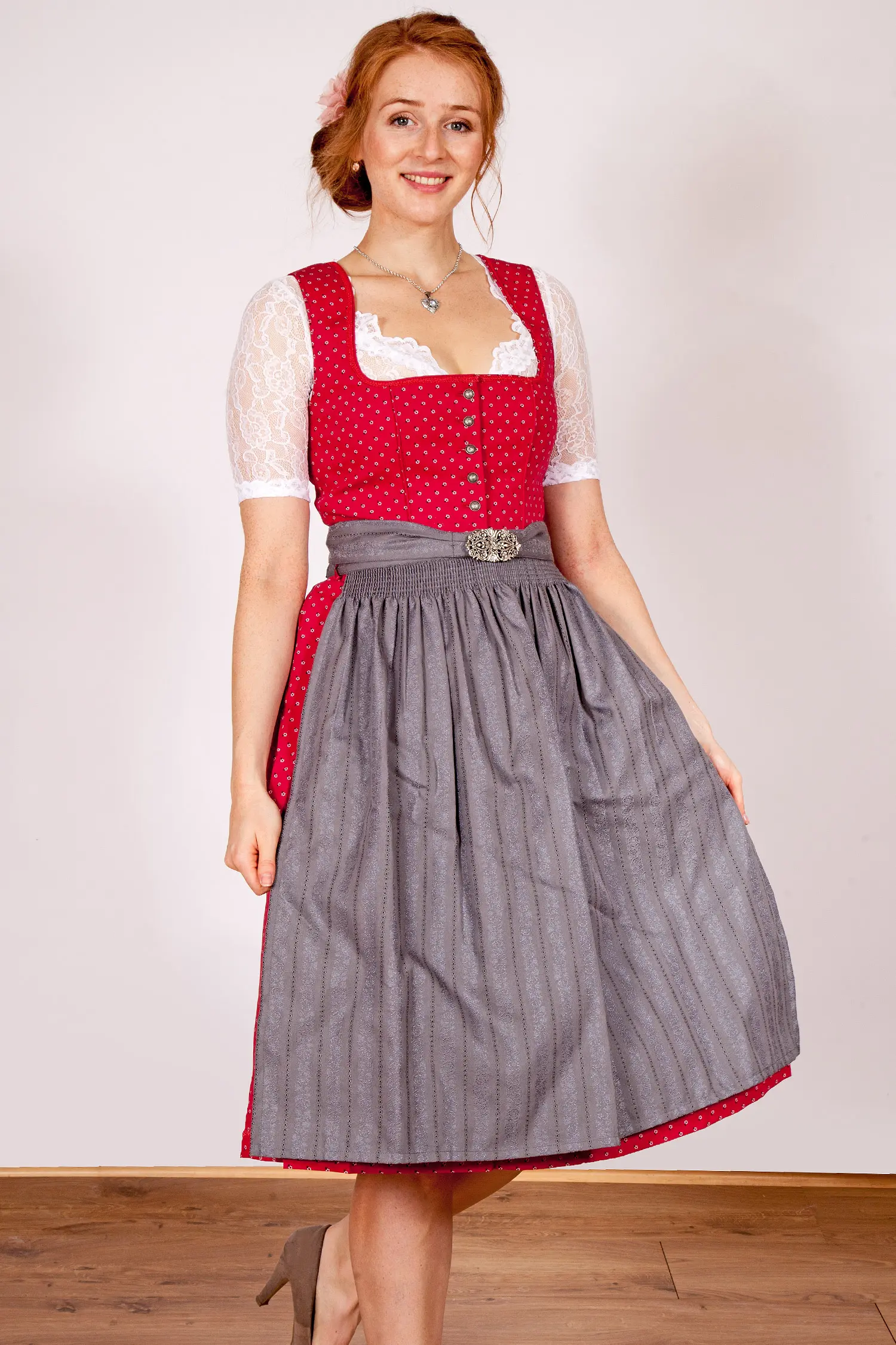Midi Dirndl in beere rot mit dunkelgrauer Schürze Model