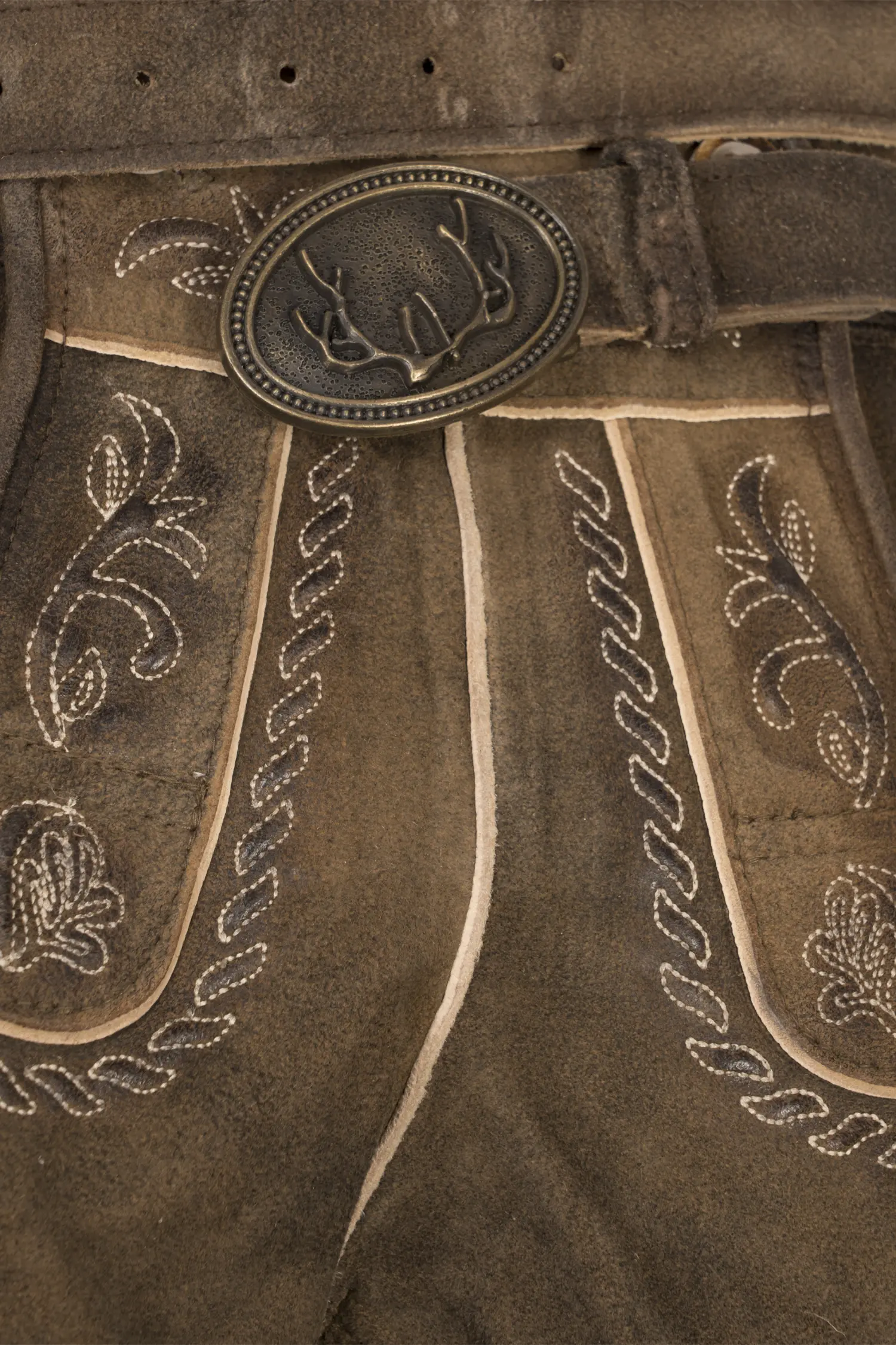 2611-1140-3na-24-04-1204685 Lederhose Angelina in Mittelbraun Detail Latz