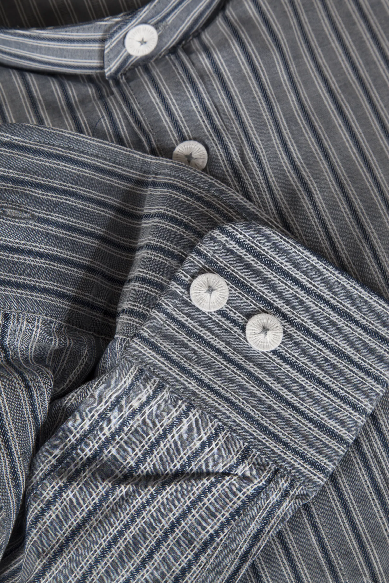 1529-0066-GR8-23-06-b0452 Trachtenhemd grau/blau - Detail Ärmel