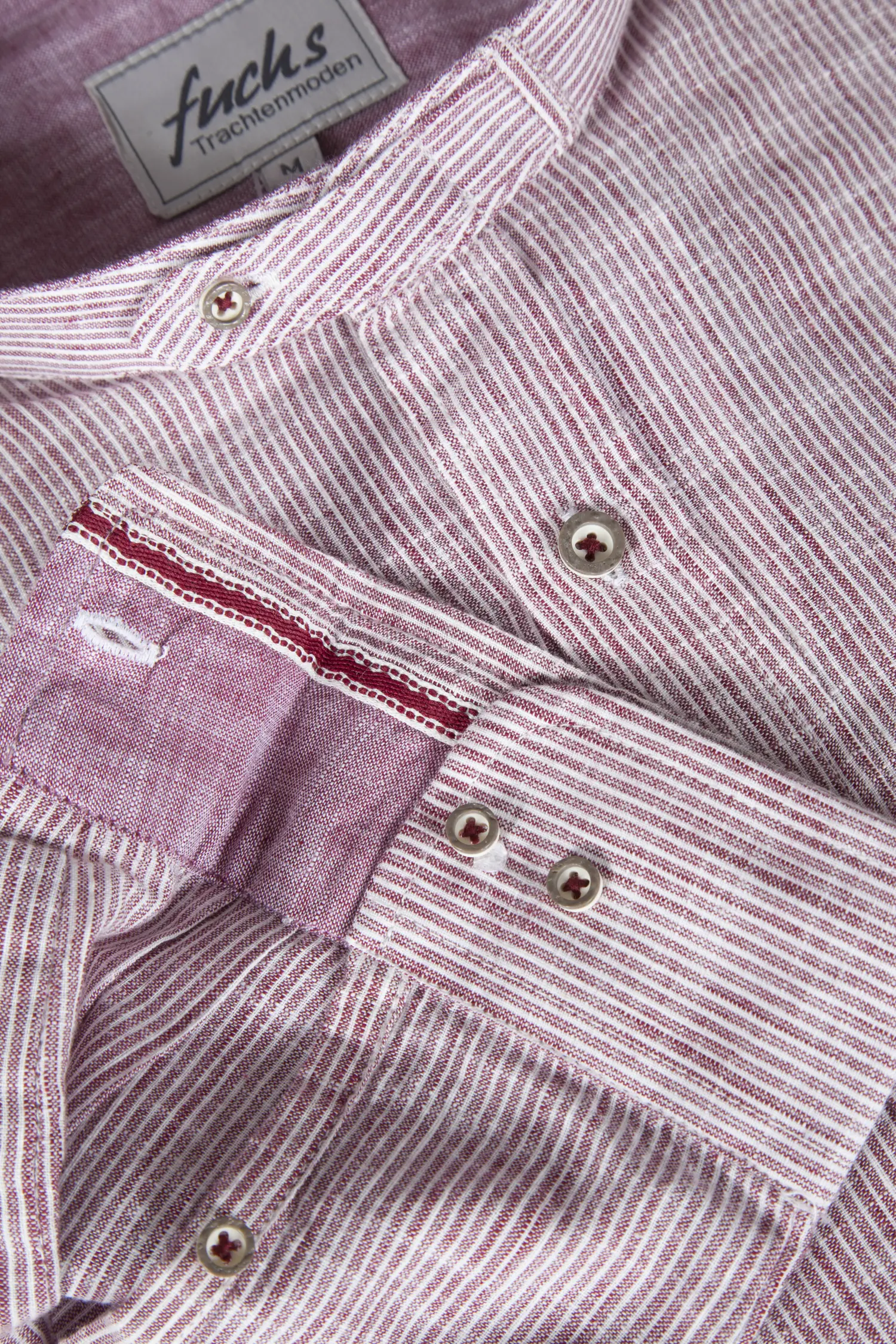 Trachtenhemd in bordeaux mit Stehkragen - Detail Ärmel