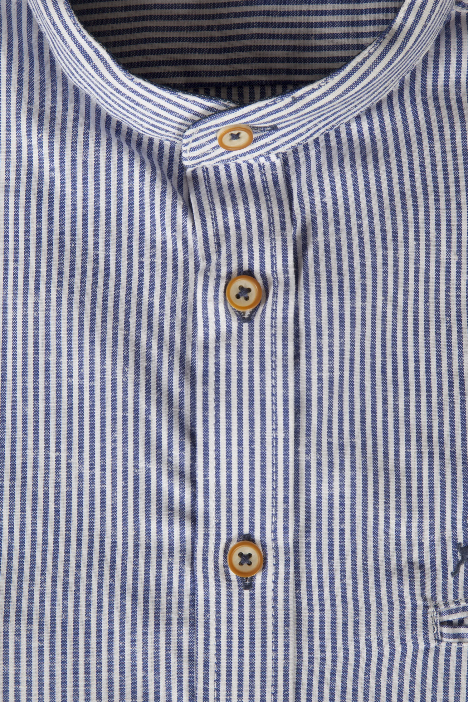 Trachtenhemd mit Streifen blau - Detail Knöpfe