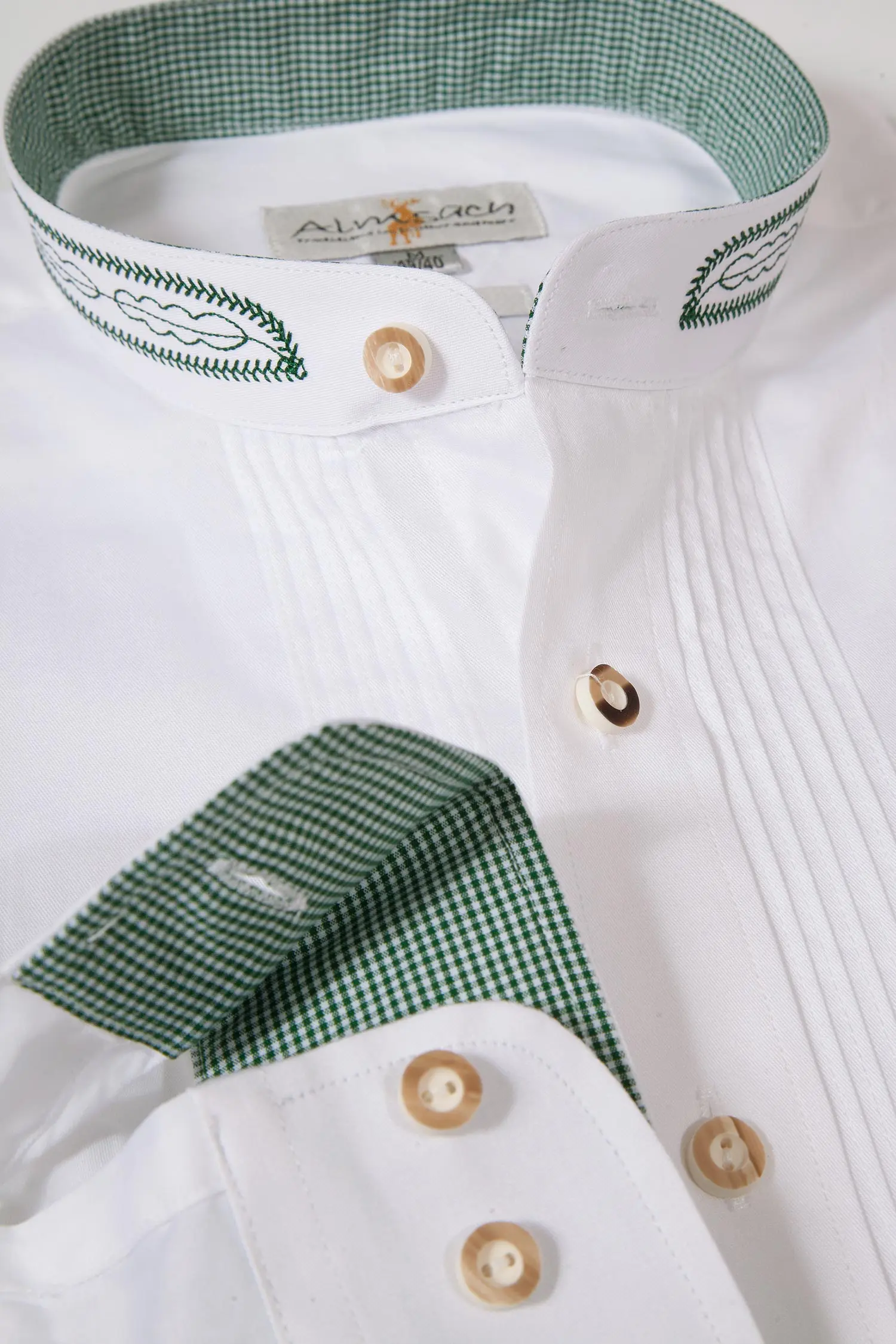 Trachtenhemd in weiß mit grüner Stickerei Detail