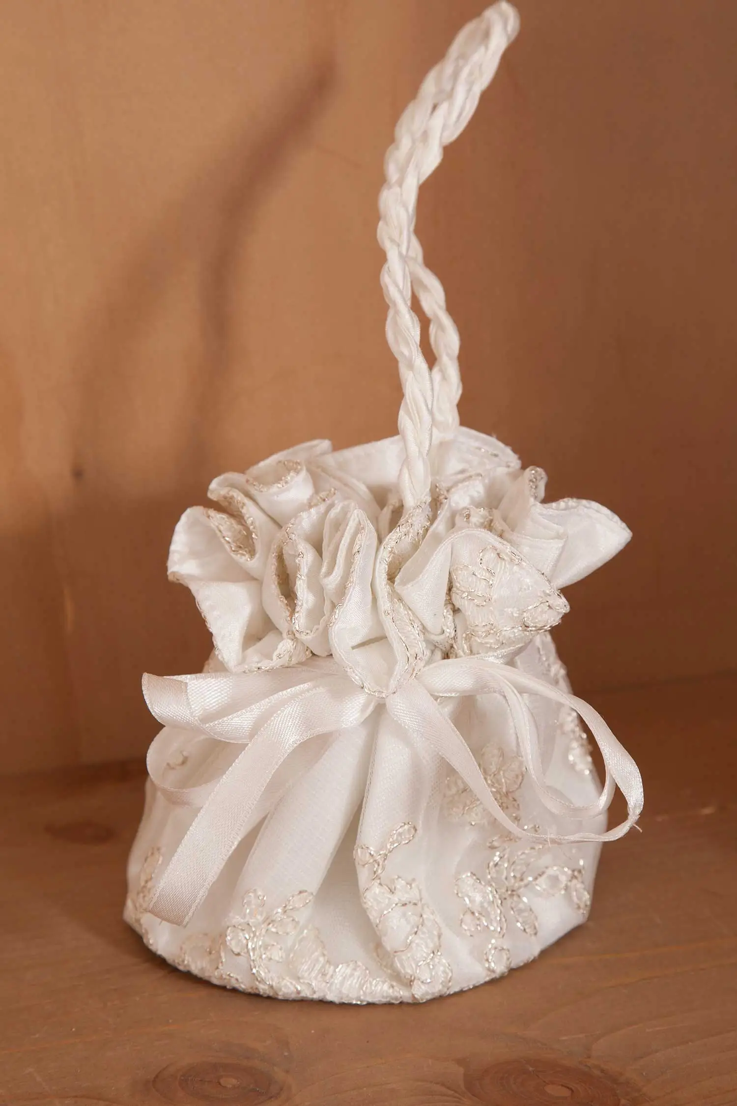 brautdirndl-festlich-ecru-3029-0017-be3-19-03h-7814-f Hochzeitsdirndl in ecru mit Schneewittchenkragen Beutel