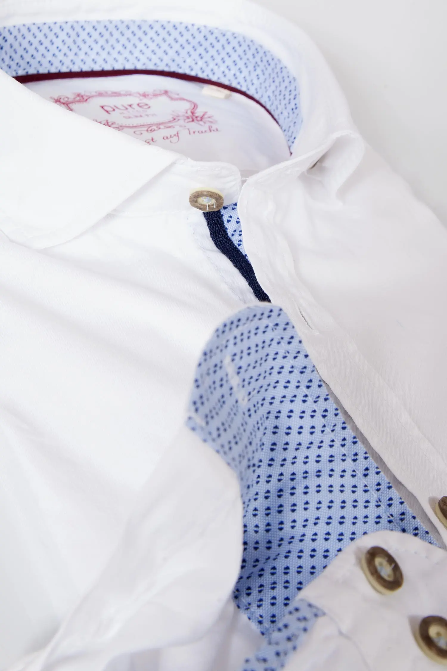 pure-trachtenhemd-weiss-1512-1313-ws3-19-09b-9112-b Herren Trachtenhemd weiß von pure mit blau Detail