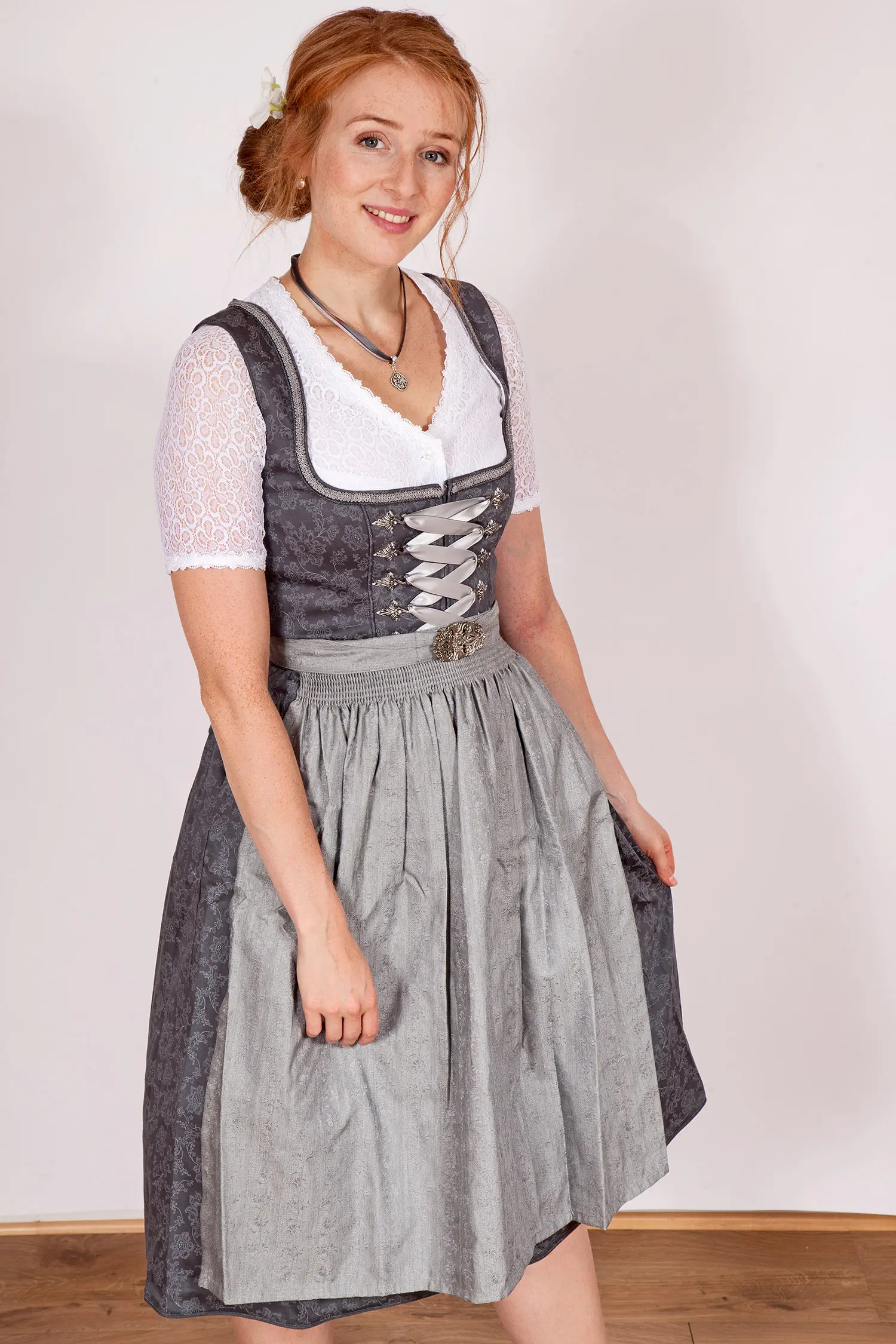 Midi Dirndl in grau anthrazit mit Schnürung Model