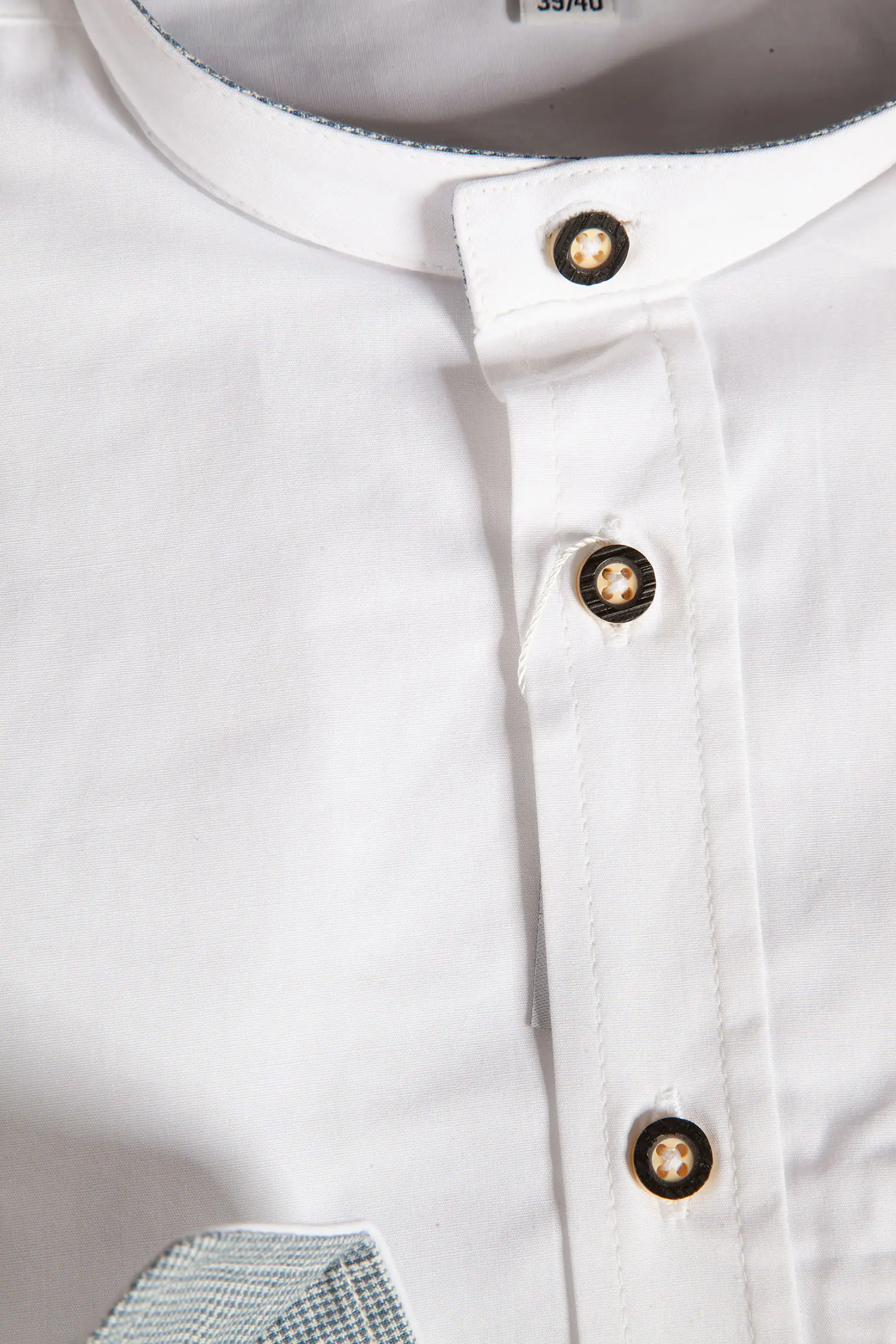 Trachtenhemd in weiß mit grauen Details - Detail Kragen