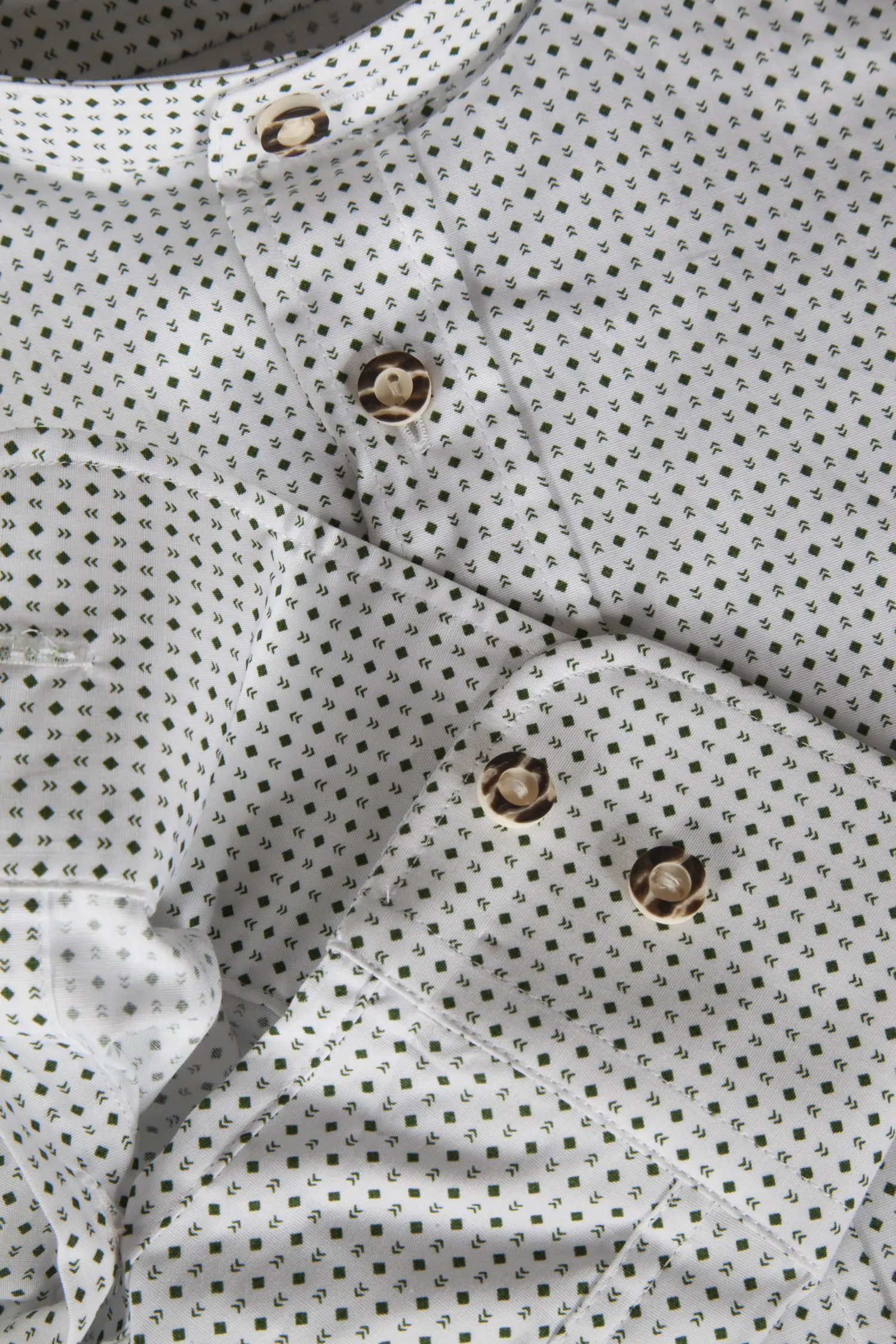 1509-0018-GN5-23-06-b0462 Trachtenhemd in weiß mit grünem Muster - Detail Ärmel