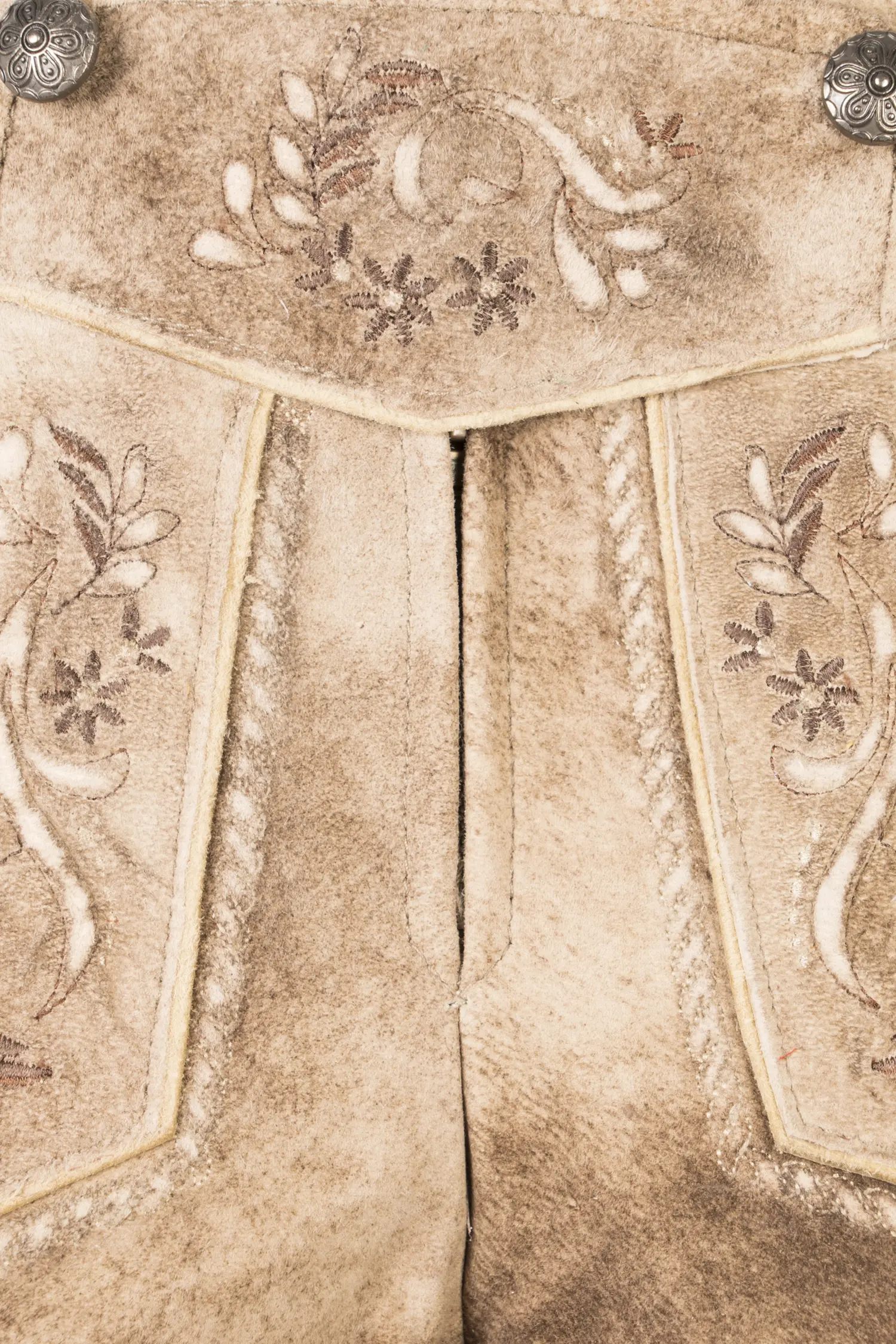 2601-1096-3br-23-08-14-01772 Kurze Lederhose Alysa in hellbraun für Damen - Detail Latz