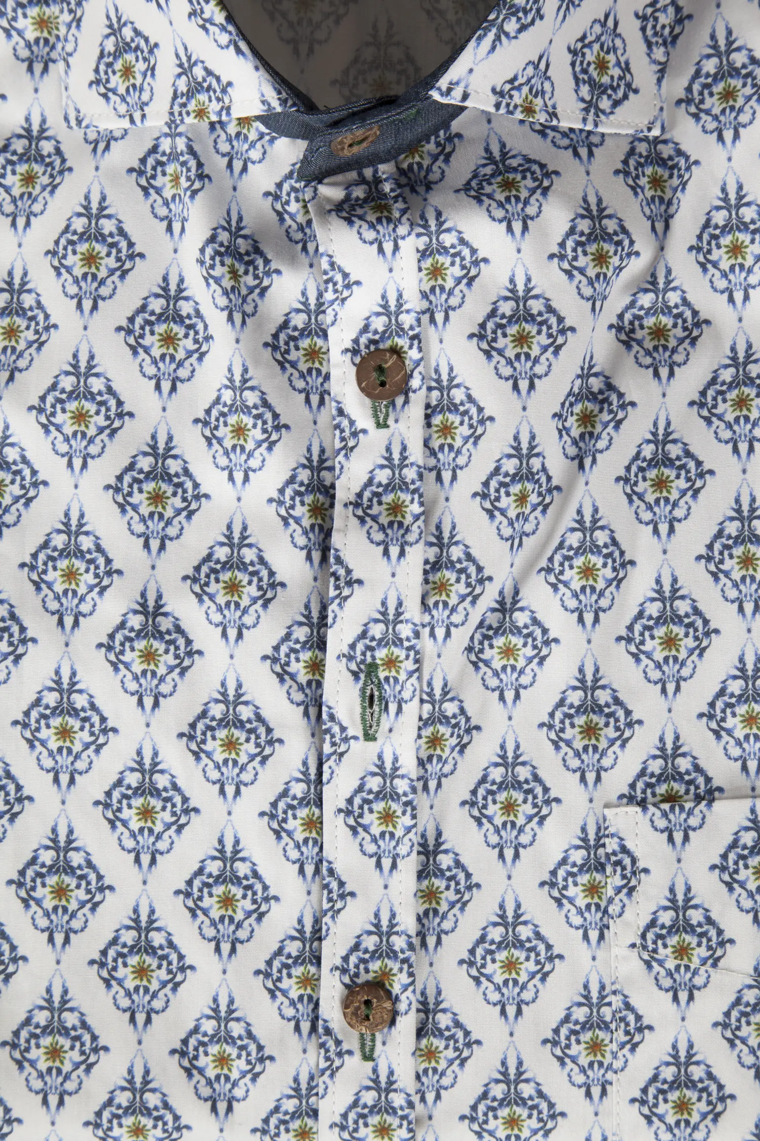 1544-0018-BL5-23-06-b0508 Trachtenhemd weiß/blau im zeitlosen Trachtendesign - Detail Knöpfe