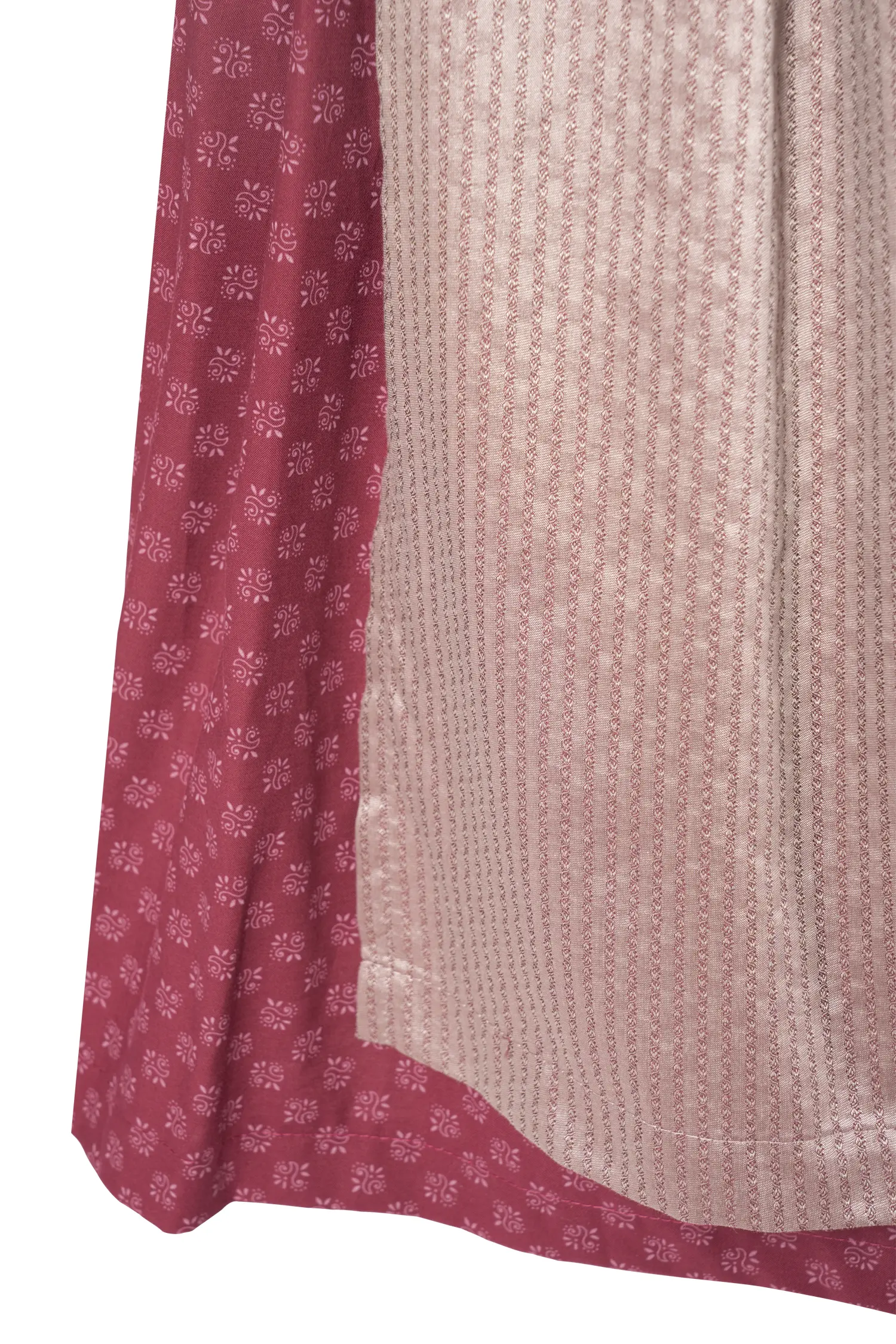 3098-0373-rt5-23-08-09-Di_01451 Gamsbock Dirndl in satten Rottönen - Detail Rock