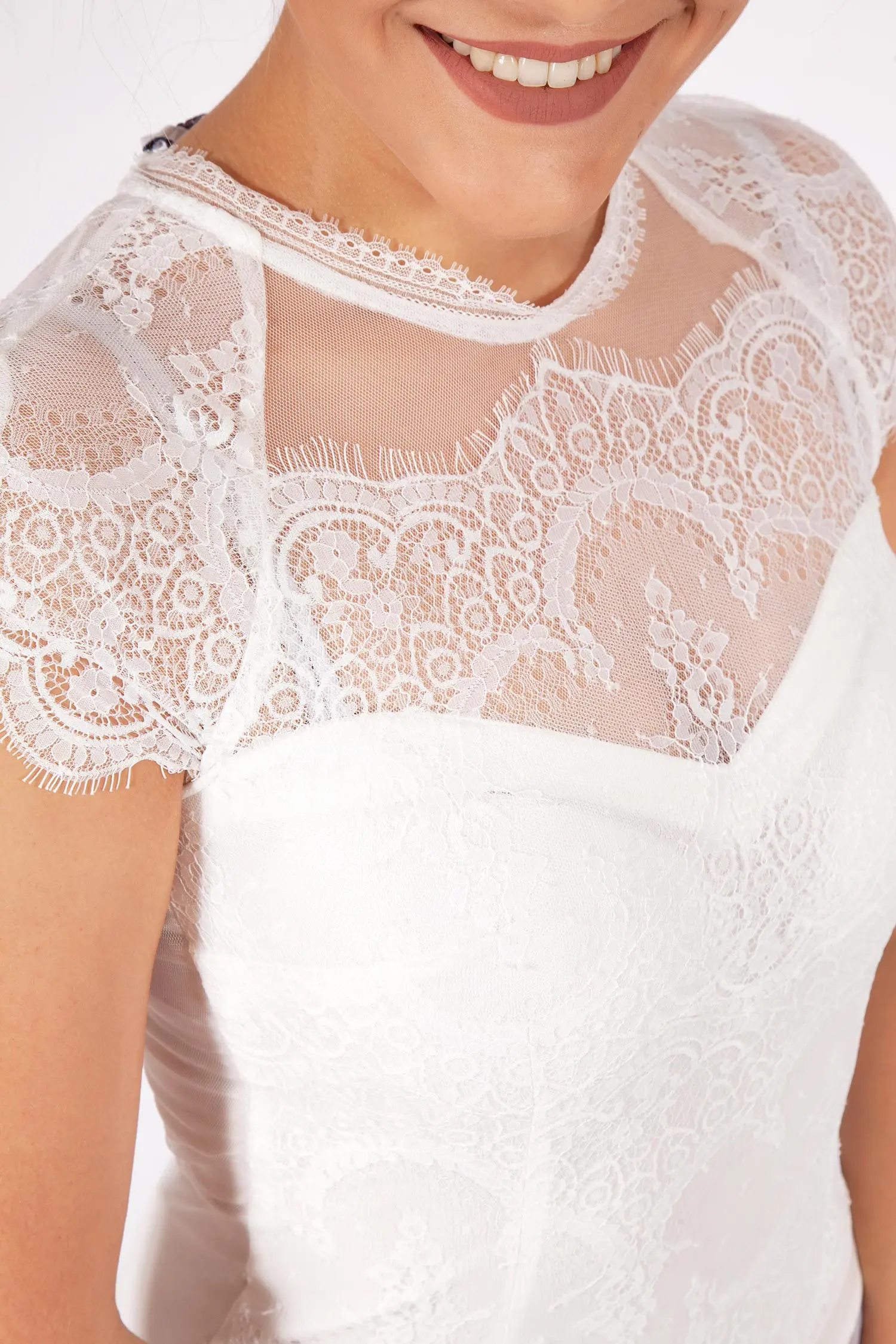 blusenbody-spitze-creme-2580-1010-be2-19-09h-9617-b Blusenbody aus Spitze in creme hochgeschlossen Detail