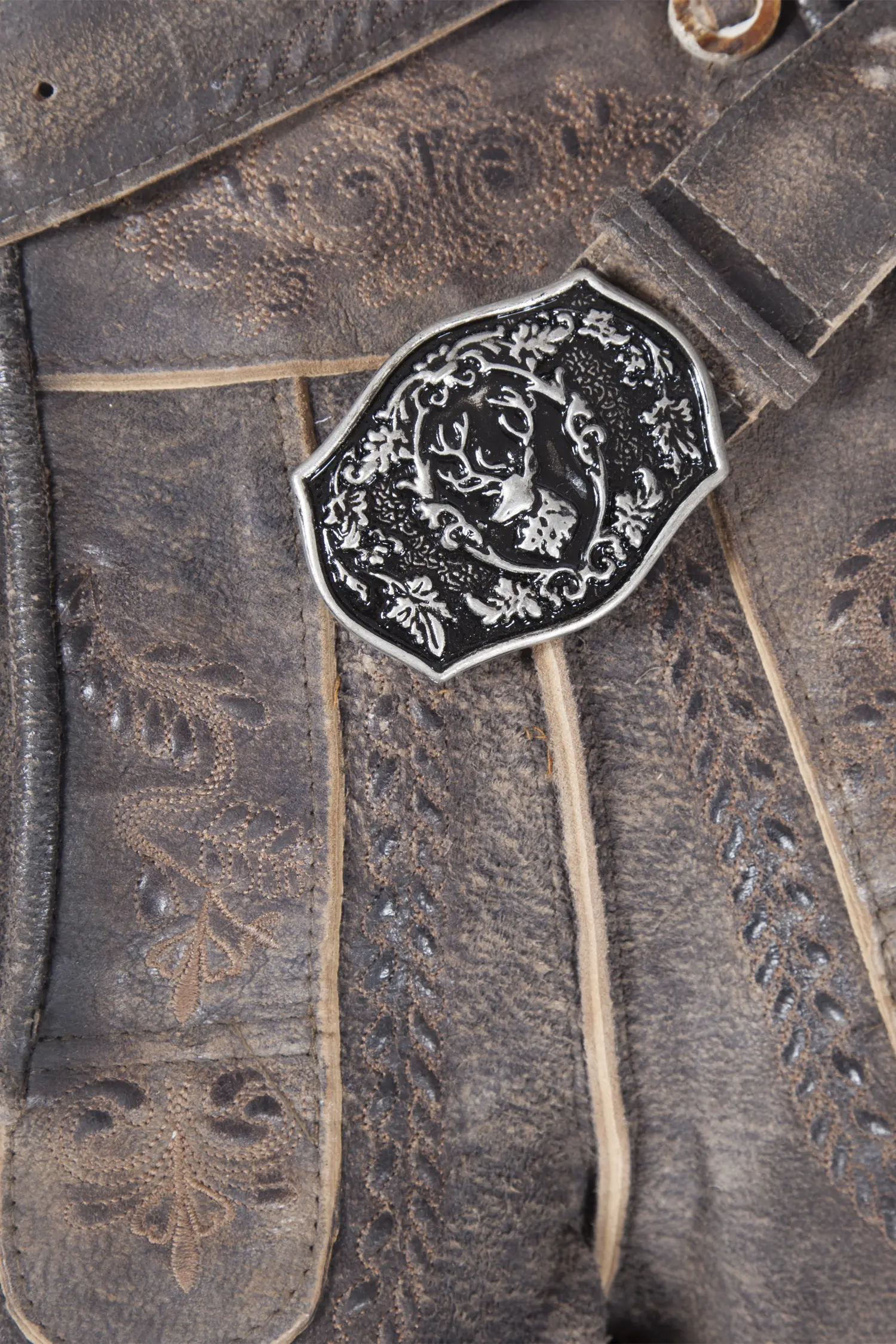 Rustikale Lederhose in dunkelbraun mit Gürtel - Detail Latz